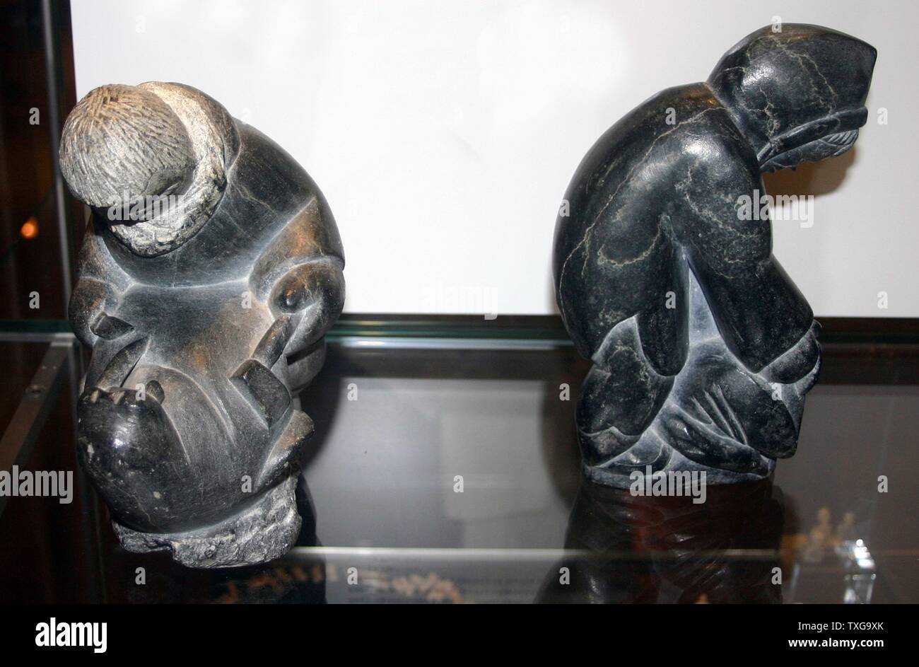 Deux sculptures inuites de l'Arctique - Banque D'Images