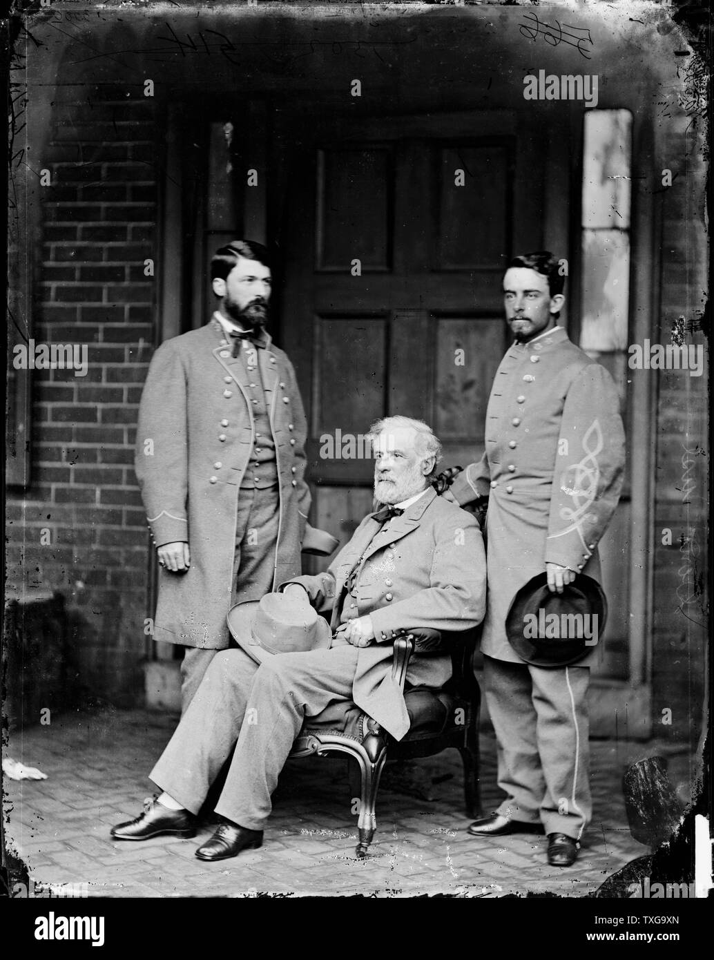 Le général Robert E Lee, centre, entre son fils George Washington Lee, à gauche, et le Colonel Walter Taylor, son aide de camp lors de la guerre de Sécession (1861-1865), peu après la signature de la capitulation des confédérés. Banque D'Images