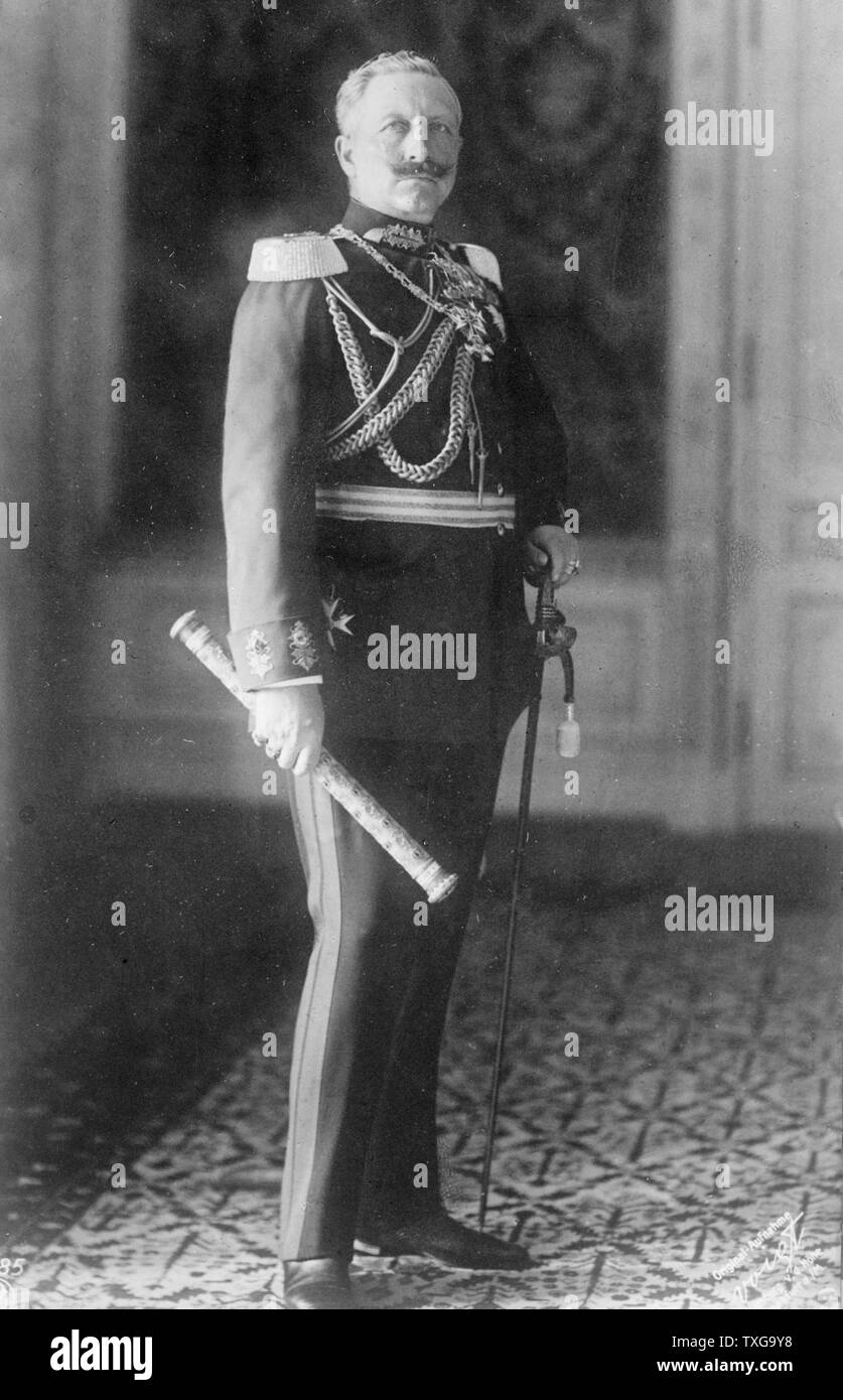 Guillaume II, Empereur allemand) de 1888 à 1918. Portrait de trois-quarts de l'uniforme militaire permanent face à l'avant, tenant un bâton de maréchal de champ Banque D'Images