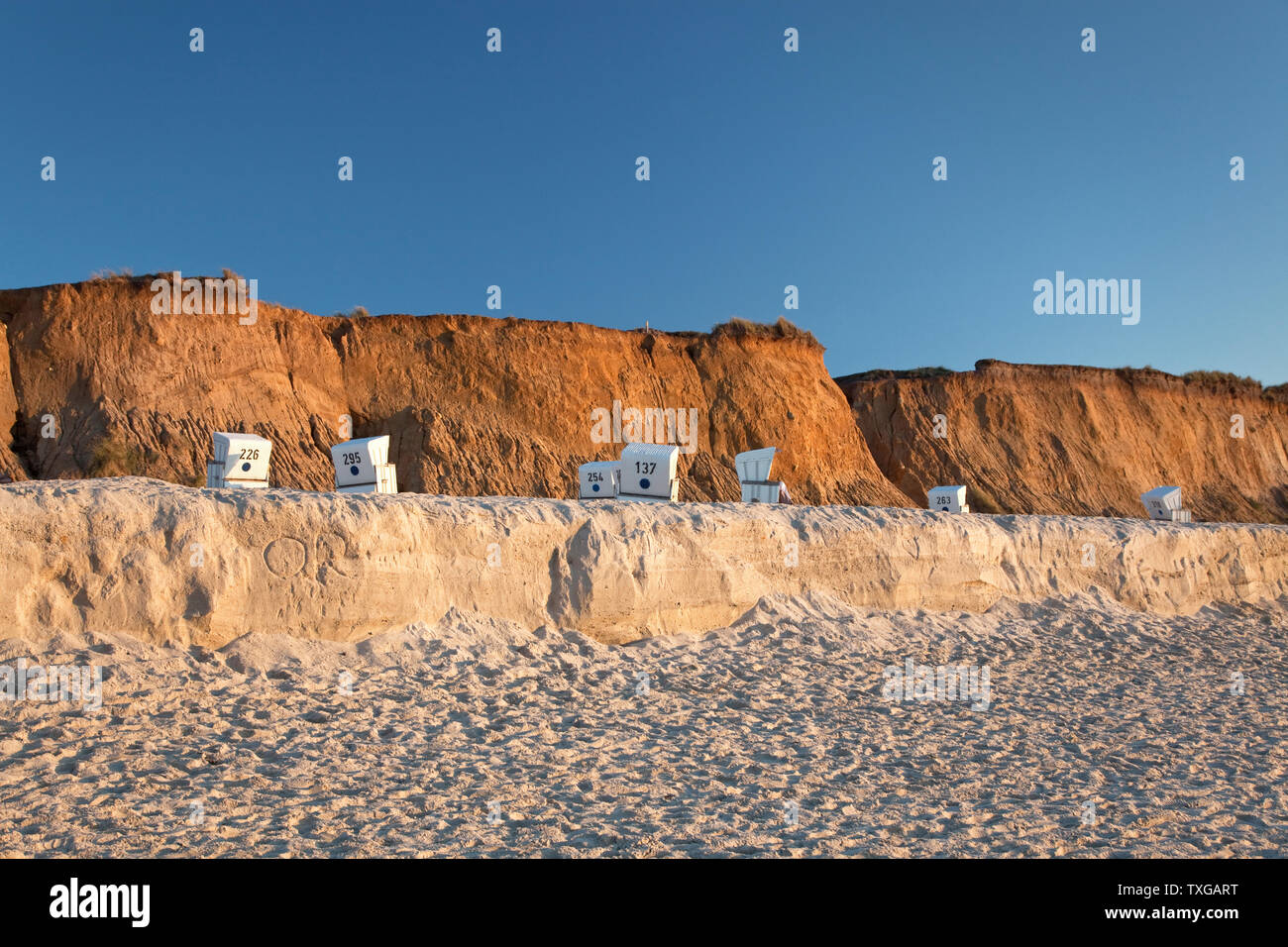 Géographie / Voyage, Allemagne, Schleswig-Holstein, chaise de plage à la falaise rouge, Kampen, isle Sylt, droits-supplémentaires-déstockage-Info-non-disponible Banque D'Images