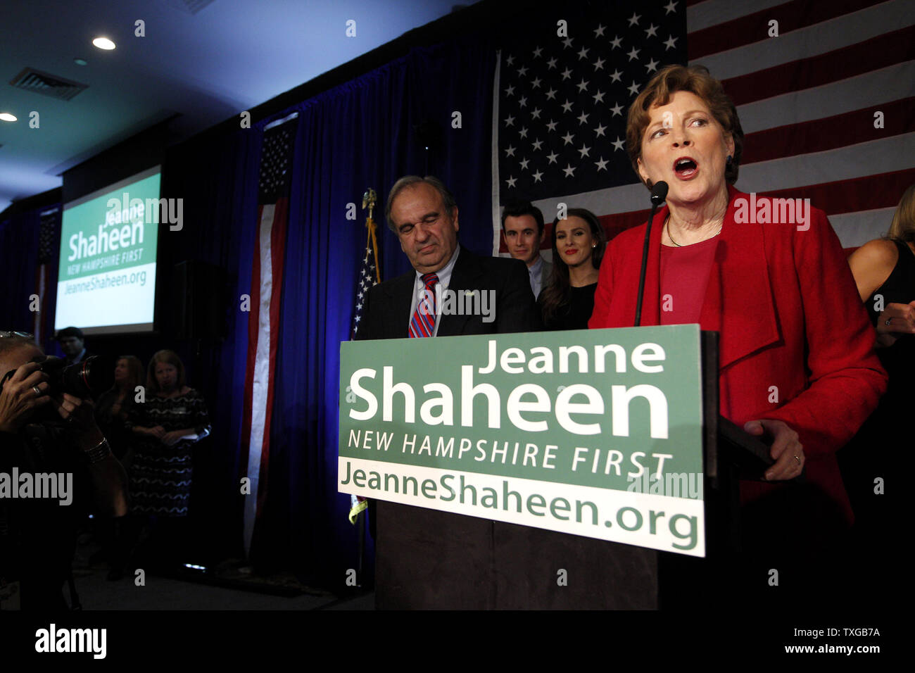 Jeanne Shaheen, sénateur démocrate sortant dans le New Hampshire, témoigne de ses partisans après sa victoire électorale de mi-parcours sur le candidat républicain Scott Brown lors de son élection nuit rassemblement à l'Puritan Convention Centre de Manchester, New Hampshire le 4 novembre 2014. UPI/Matthew Healey Banque D'Images