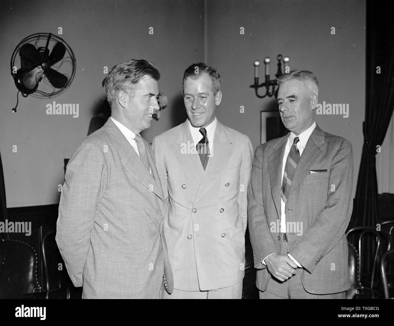 Nouveau programme du dust bowl pour le sud-ouest. Washington, D.C., 2 juin. Secrétaire de l'Agriculture Henry Wallace nomme Roy I. Kimmel, d'Amarillo, Texas pour coordonner un vaste programme fédéral de réhabiliter la conservation des sols, de la réinstallation et de l'érosion éolienne AAA programme dans 100 comtés, compromettre 140 000 milles carrés, au Texas, l'Oklahoma, du Kansas, du Colorado et le Nouveau Mexique. Kimbel a été en charge de l'autorité responsable du programme de réadaptation dans le sud-ouest, sa nomination est en vigueur pour une durée indéterminée. Illustré de gauche à droite dans l'image sont, Wallace, Kimmel, et l'Asst. Sec. de l'Agriculture M.L. Wilson Banque D'Images