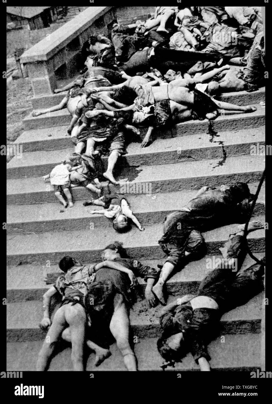 La Seconde Guerre mondiale : deux blessés d'une panique de masse lors d'un raid aérien japonais, 4 000 personnes ont été piétinés à mort par asphyxie ou d'essayer de revenir à des refuges. Chungking, Chine, le 5 juin 1941 Banque D'Images