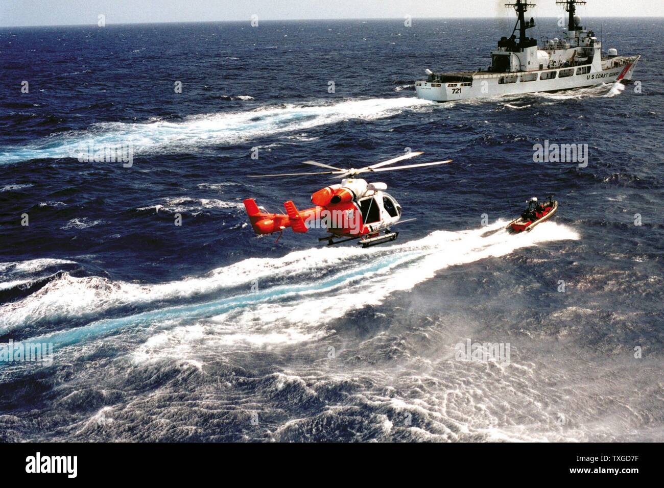 US Coastguard le bateau de patrouille avec canot et par hélicoptère 2012 Banque D'Images