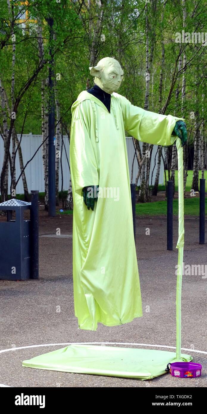 Artiste de rue habillés comme Yoda. L'artiste est de créer l'illusion qu'il est flottant. Londres, Royaume-Uni. Datée 1015 Banque D'Images