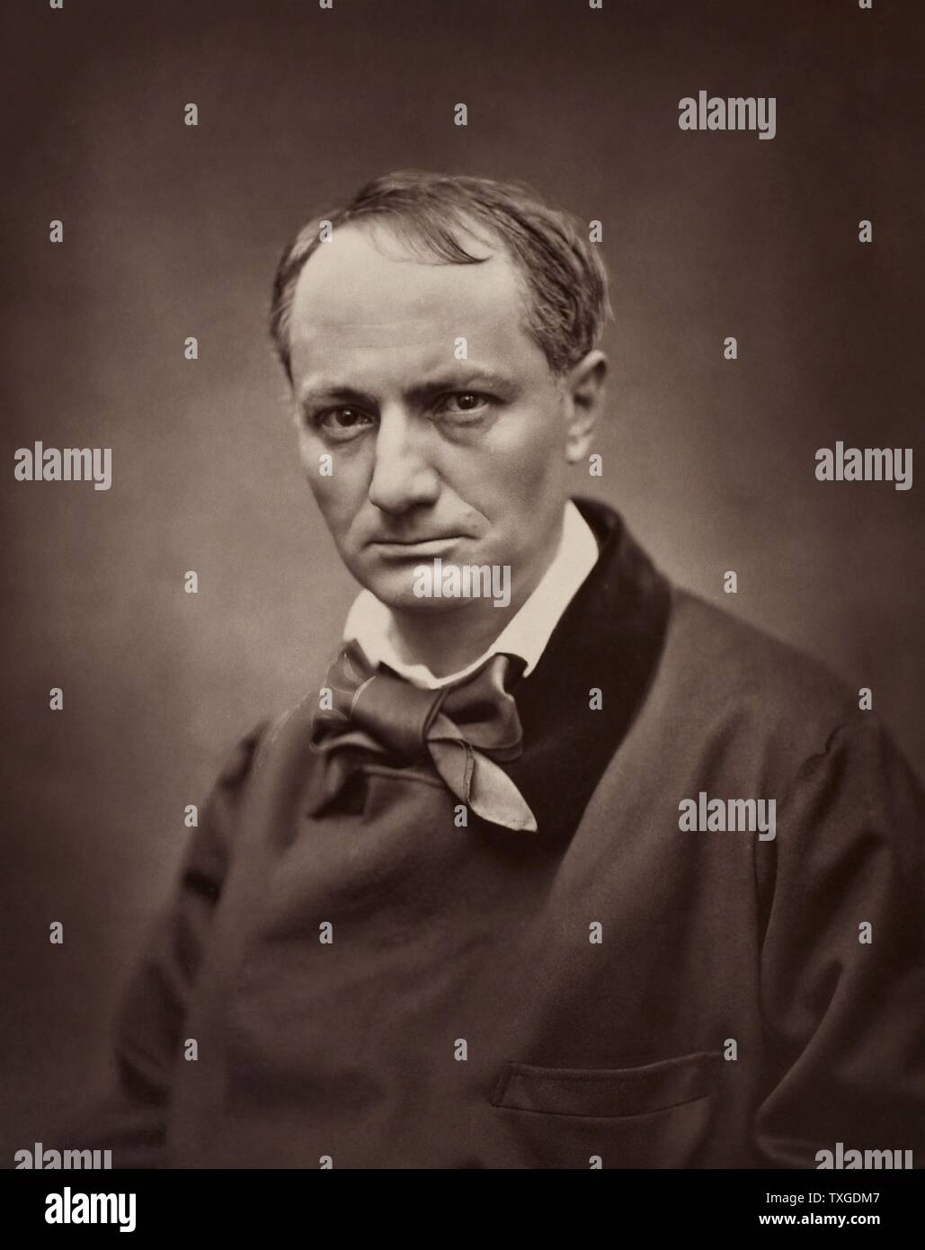 Portrait photographique de Charles Baudelaire (1821-1867) poète français qui a également produit un travail remarquable en tant qu'essayiste, critique d'art, pionnier et traducteur d'Edgar Allan Poe. Photographié par Étienne Carjat (1828-2906), journaliste français, caricaturiste et photographe. Datée 1862 Banque D'Images