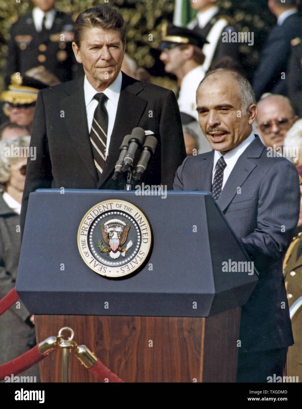 Photographie du Roi Hussein de Jordanie (1935-1999), s'adresser à un auditoire à la maison blanche avec le président Ronald Reagan (1911-2004). Datée 1981 Banque D'Images