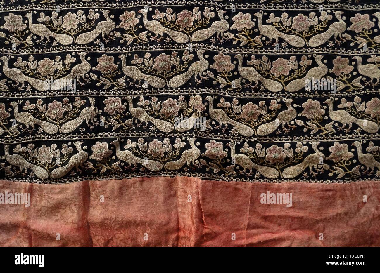 Tissu brodé style persan du Turkestan chinois. Datée 1907 Banque D'Images