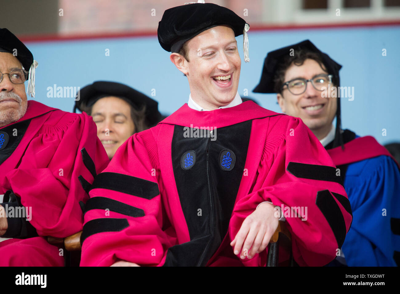 Facebook fondateur, président et PDG Mark Zuckerberg rit alors qu'il est présenté avec un diplôme honorifique à la 366e Début des exercices pour l'Université de Harvard à Tercentenary Theatre à Cambridge, Massachusetts le 25 mai 2017. Photo de Matthew Healey/ UPI Banque D'Images