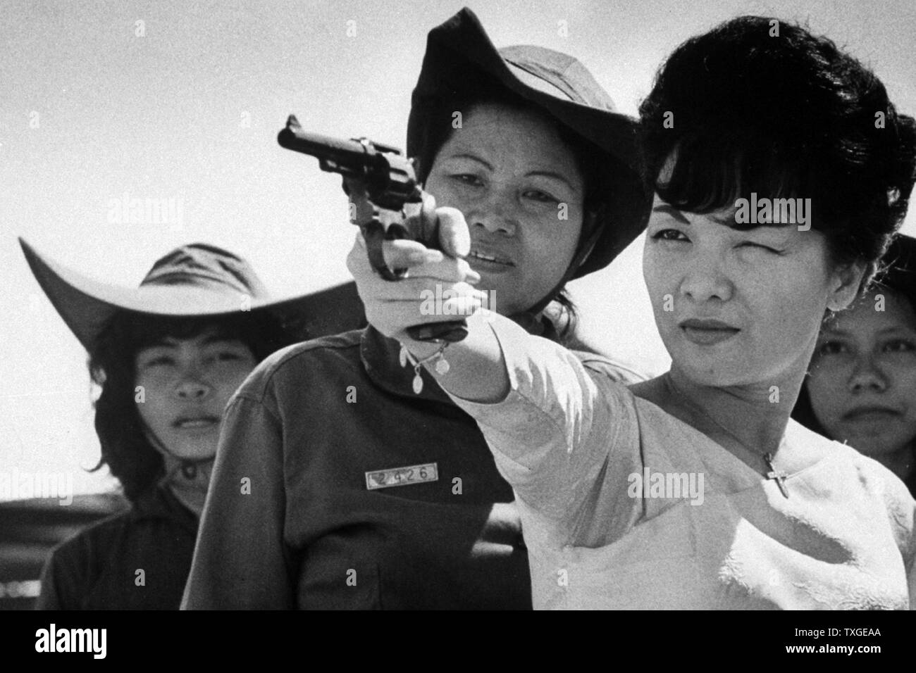 Photographie de Madame Nhu (1924-2011) Tr ?n L ? Xuân, était de facto la Première Dame du Sud Vietnam, le tir d'une arme à feu. Datée 1950 Banque D'Images