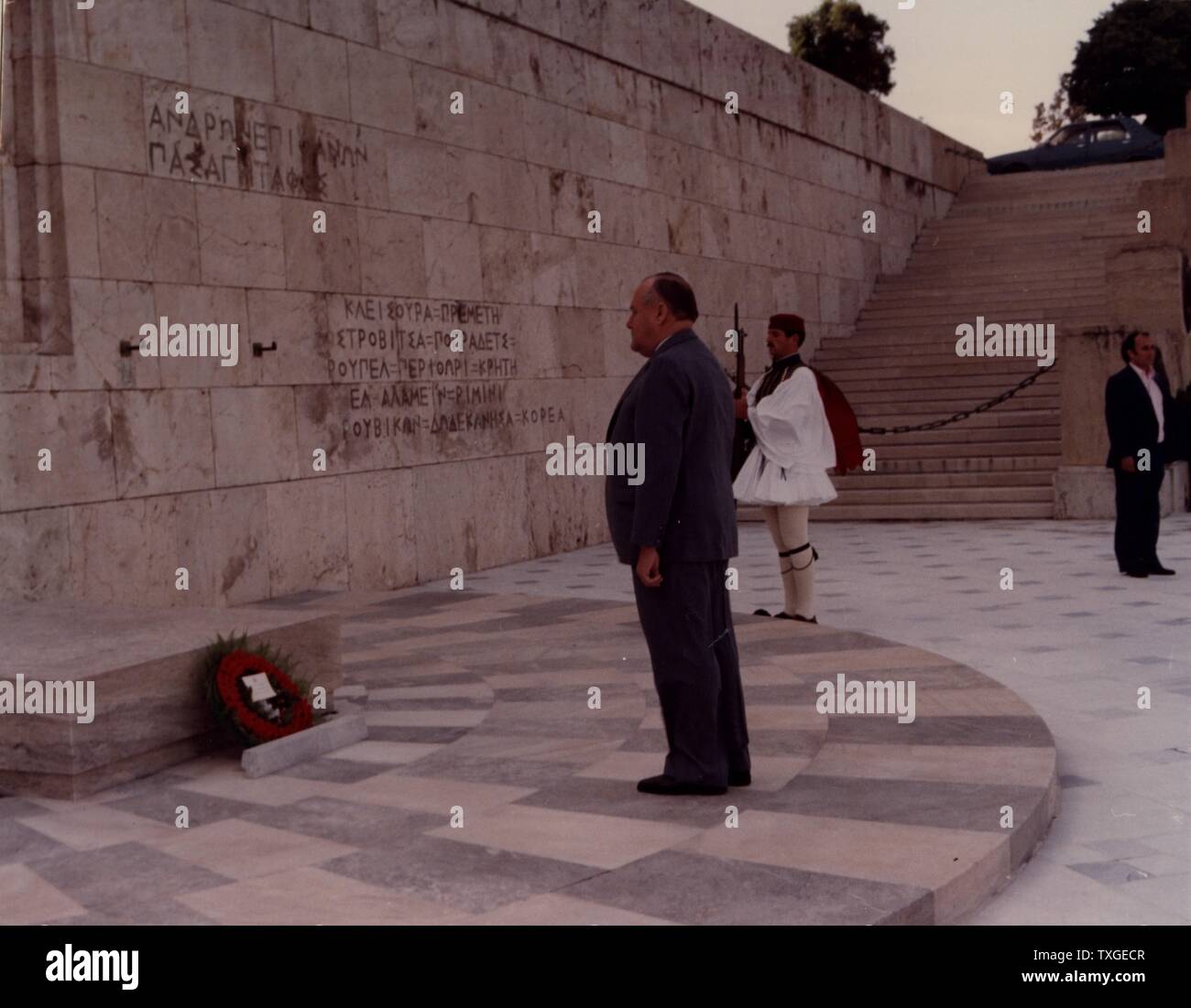 Le premier ministre Robert Muldoon de Nouvelle-Zélande portant un récif à un mémorial de guerre à Athènes. Datée 1978 Banque D'Images