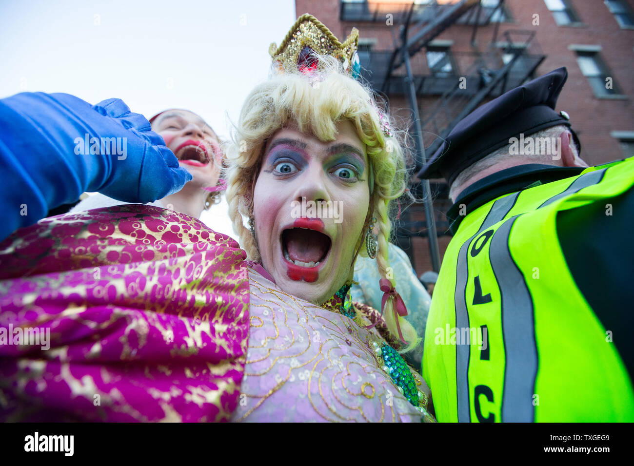 Un acteur avec l'Université de Harvard's Hasty Pudding Théâtre réagit à l'appareil photo lors d'un défilé en l'honneur l'actrice Mila Kunis comme l'Université Harvard Hasty Pudding Théâtre de la femme de l'année 2018 à Cambridge, Massachusetts le 25 janvier 2018. Photo de Matthew Healey/ UPI Banque D'Images