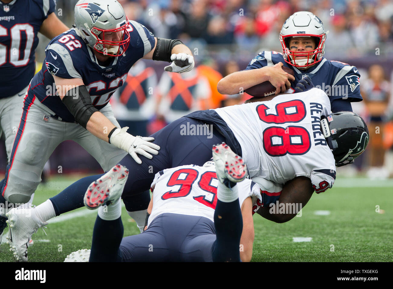 New England Patriots quarterback Tom Brady (12) est licencié par le nez des Houston Texans attaquer D.J. Reader (98) au quatrième trimestre au Stade Gillette à Foxborough, Massachusetts le 9 septembre 2018. Les Patriotes a défait les Texans 27-20. Photo de Matthew Healey/UPI Banque D'Images