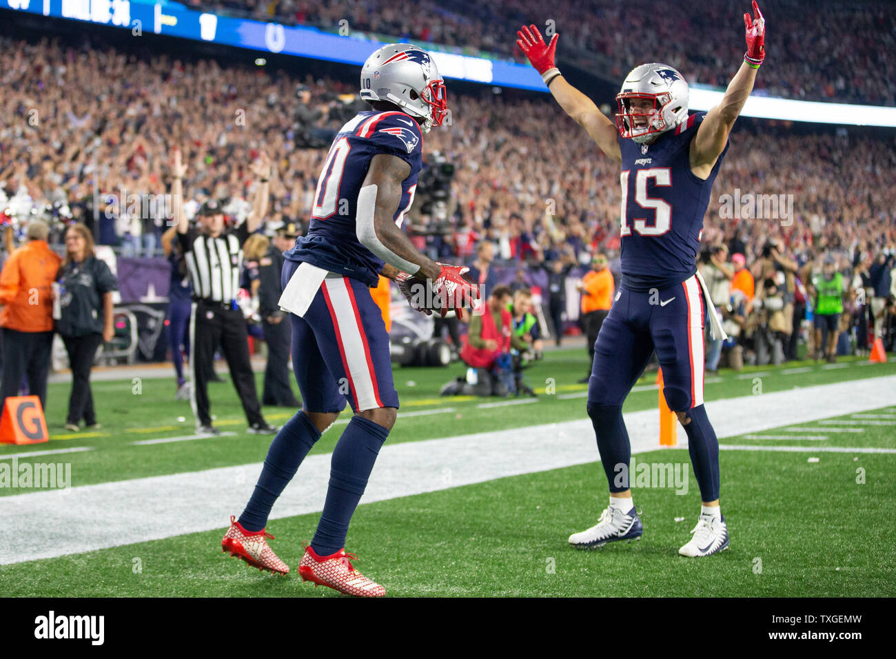 New England Patriots le receveur Josh Gordon (10) fête ses 34 verges réception avec le receveur Chris Hogan (15) au quatrième trimestre contre les Indianapolis Colts au Stade Gillette à Foxborough, Massachusetts le 4 octobre 2018. Les Patriotes a défait les Colts 38-24. Photo de Matthew Healey/UPI Banque D'Images
