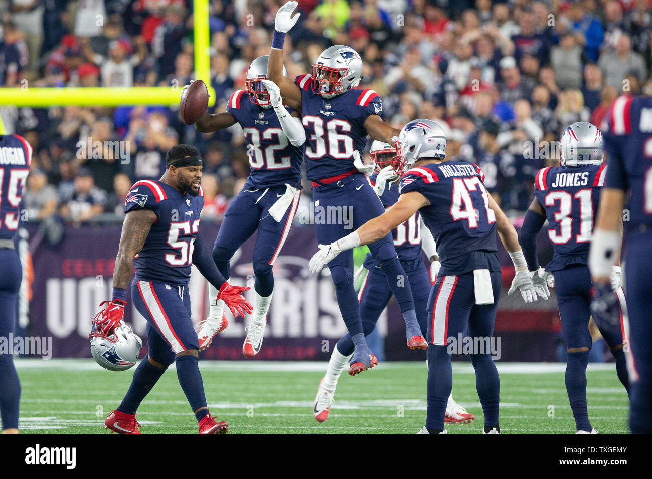 New England Patriots arrière défensif Devin McCourty (32) et le secondeur Brandon King (36) célébrer un fumble par McCourty reprise au troisième trimestre contre les Indianapolis Colts au Stade Gillette à Foxborough, Massachusetts le 4 octobre 2018. Les Patriotes a défait les Colts 38-24. Photo de Matthew Healey/UPI Banque D'Images