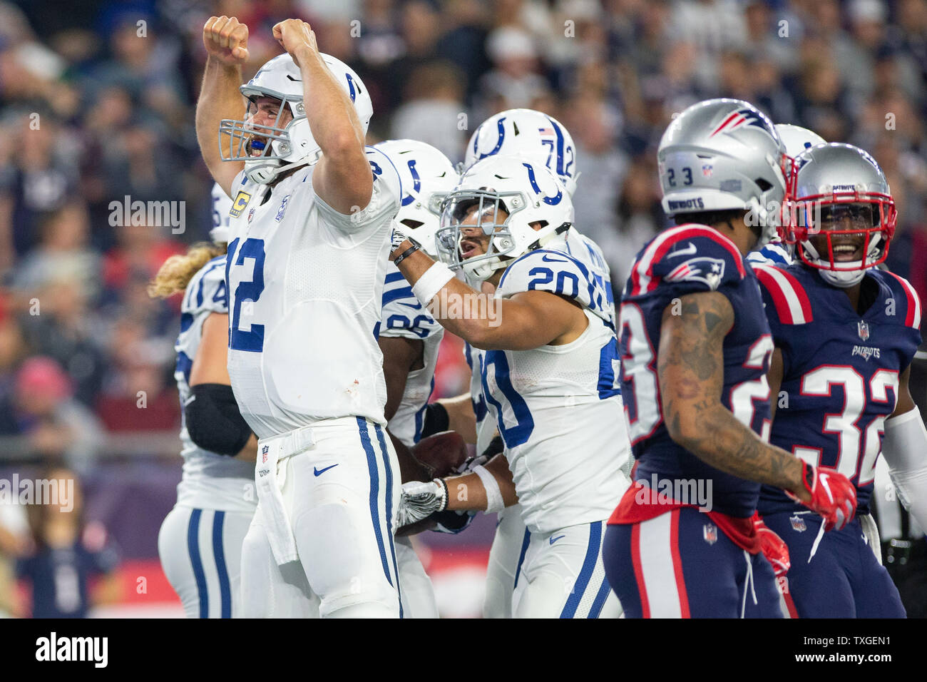 Indianapolis Colts quarterback Andrew Luck (12) célèbre après un touché au quatrième trimestre contre les New England Patriots au Stade Gillette à Foxborough, Massachusetts le 4 octobre 2018. Les Patriotes a défait les Colts 38-24. Photo de Matthew Healey/UPI Banque D'Images