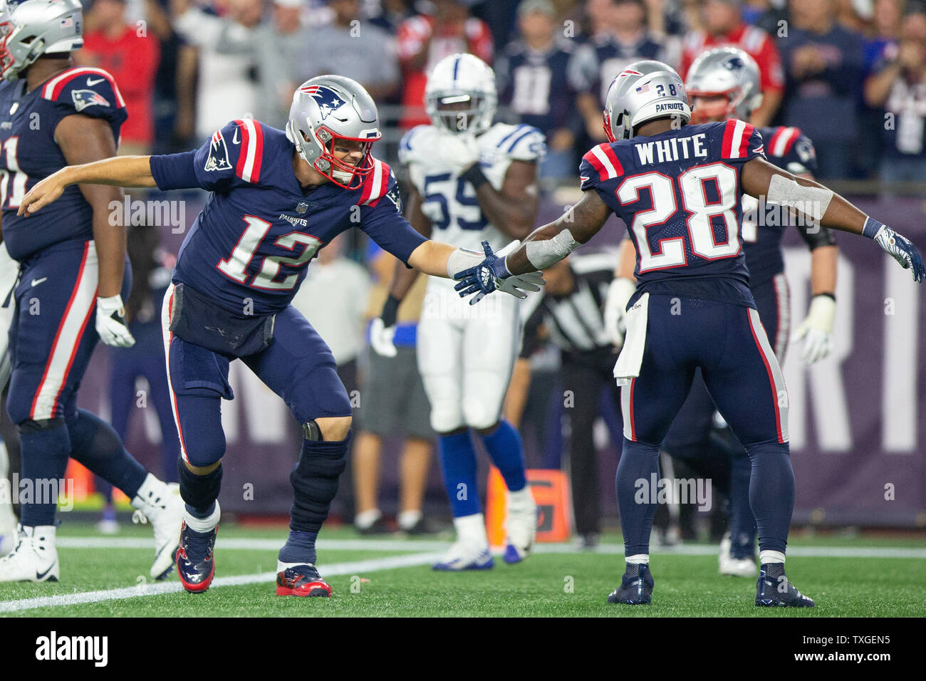 New England Patriots quarterback Tom Brady (12) donne un cinq à utiliser de nouveau James White (28) après un touché en exécutant retour Michel Sony (pas sur la photo) au quatrième trimestre contre les Indianapolis Colts au Stade Gillette à Foxborough, Massachusetts le 4 octobre 2018. Les Patriotes a défait les Colts 38-24. Photo de Matthew Healey/UPI Banque D'Images