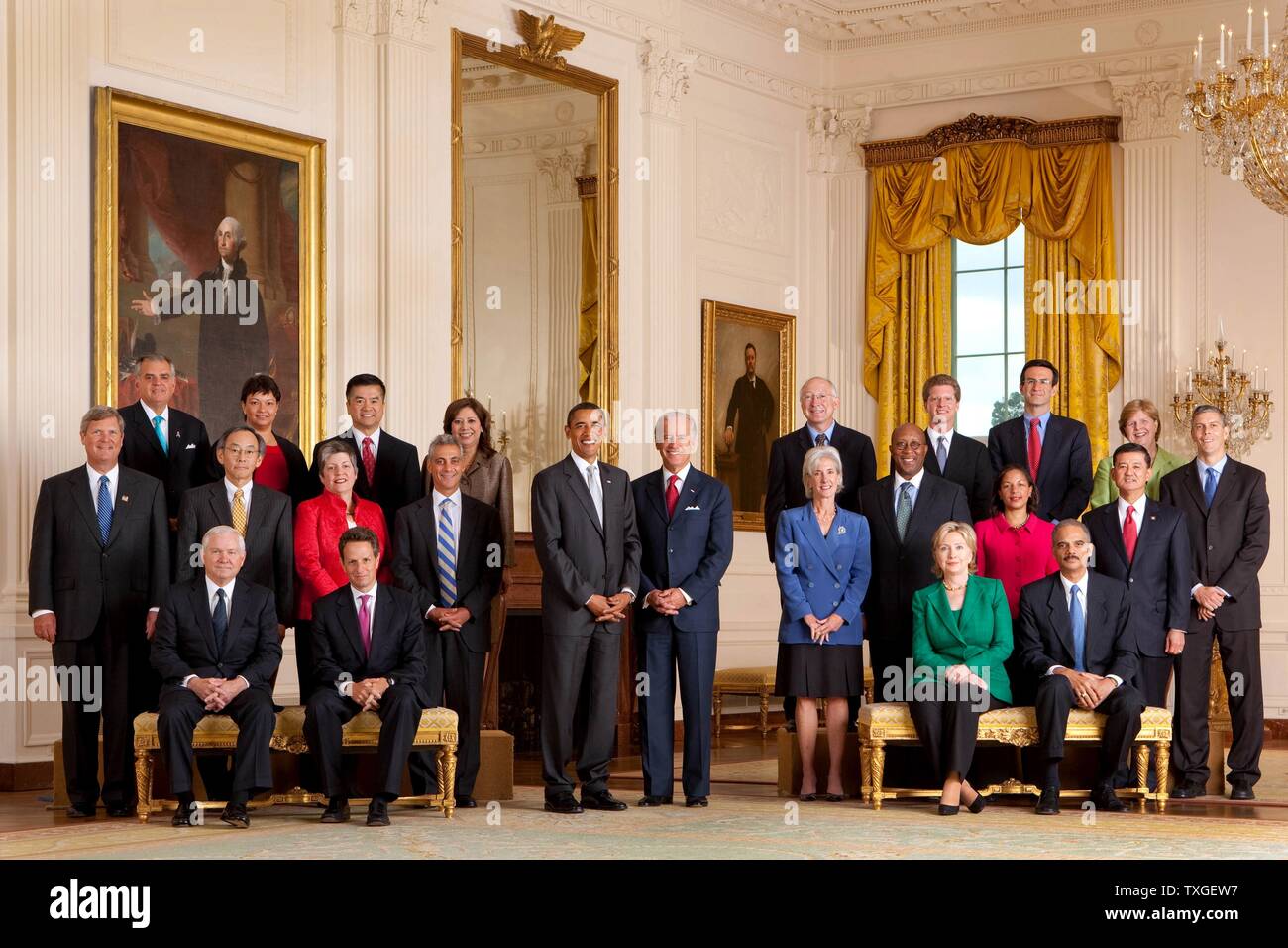 Photographie du Président Barack Obama avec le cabinet. De gauche à droite : Ray LaHood, Lisa P. Jackson, Gary Locke, Hilda Solis, le président Barack Obama, le Vice-président Joe Biden, Ken Salazar, Shaun Donovan, Peter R. Orszag, Christina Romer, Arne Duncan. Deuxième rangée : Tom Vilsack, Steven Chu, Janet Napolitano, Rahm Emanuel, Kathleen Sibelius, Ron Kirk, Susan Rice, Eric Shinseki. Troisième rangée (assis) : Robert Gates, Timothy F. Geithner, Hillary Rodham Clinton, Eric Holder. Datée 2009 Banque D'Images
