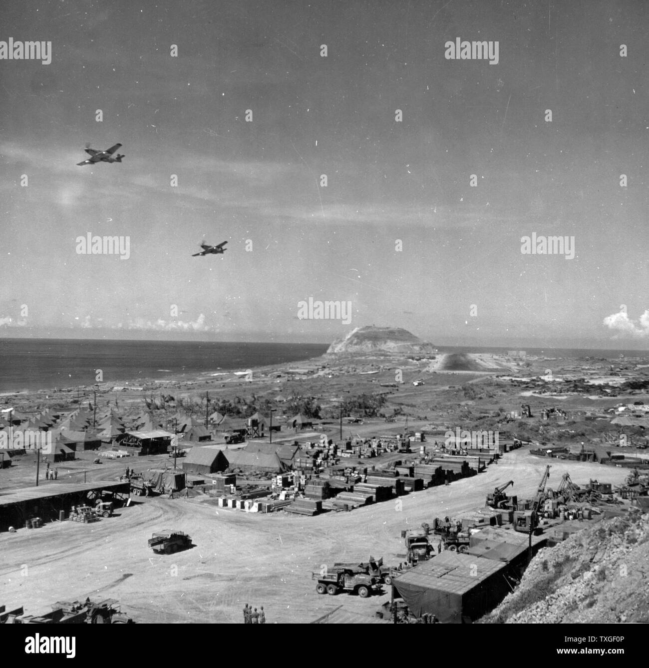Photographie du 21ème commandement de bombardiers P-51s Flyover dans les îles Bonin Iwo Jima, Japon. Datée 1945 Banque D'Images