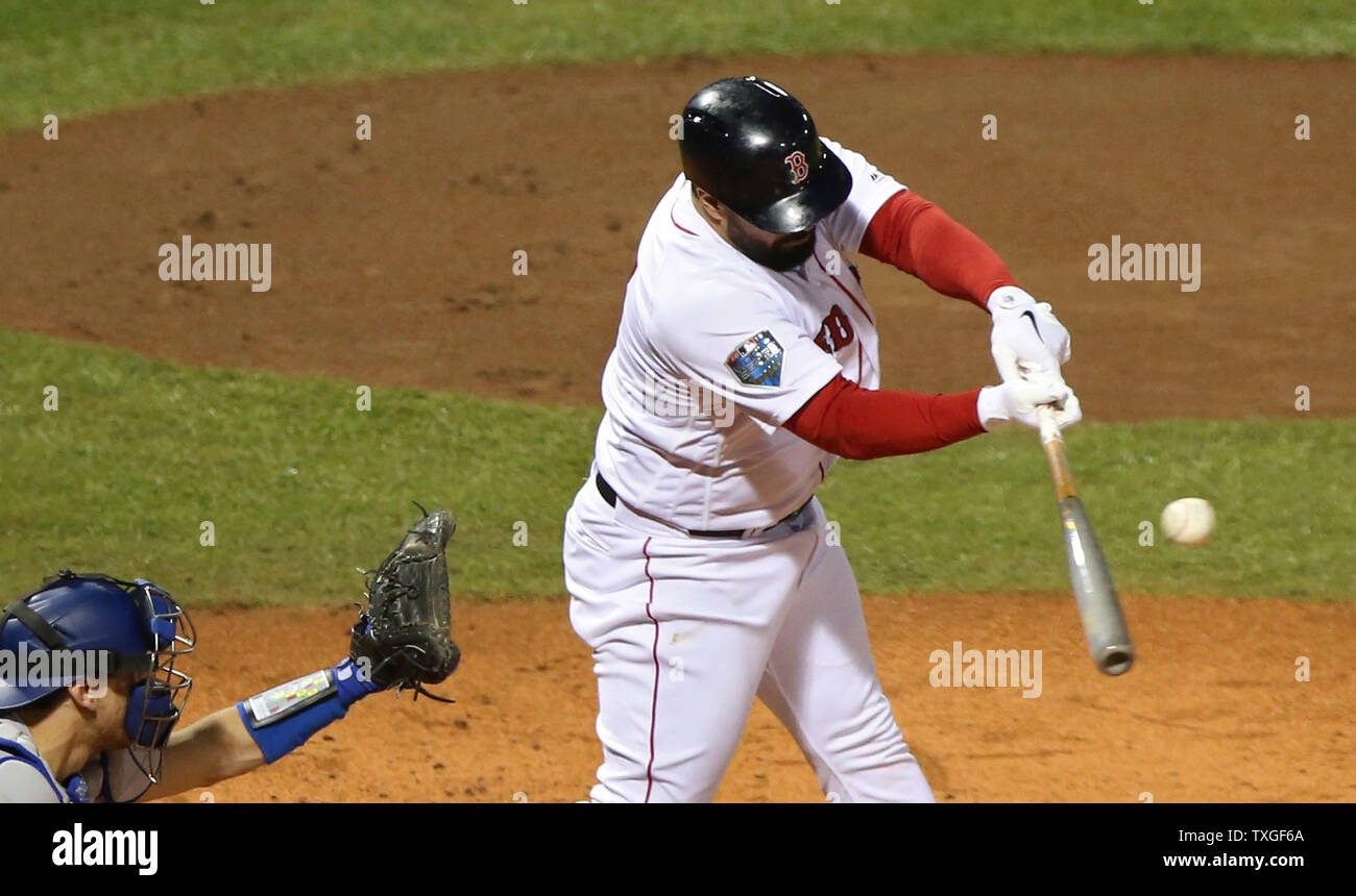 Red Sox de Boston's Sandy Leon des célibataires contre les Dodgers de Los Angeles au cours de la deuxième manche dans un match de la MLB World Series 2018 à Fenway Park à Boston, Massachusetts, le 23 octobre 2018. Photo de Matthew Healey/UPI Banque D'Images
