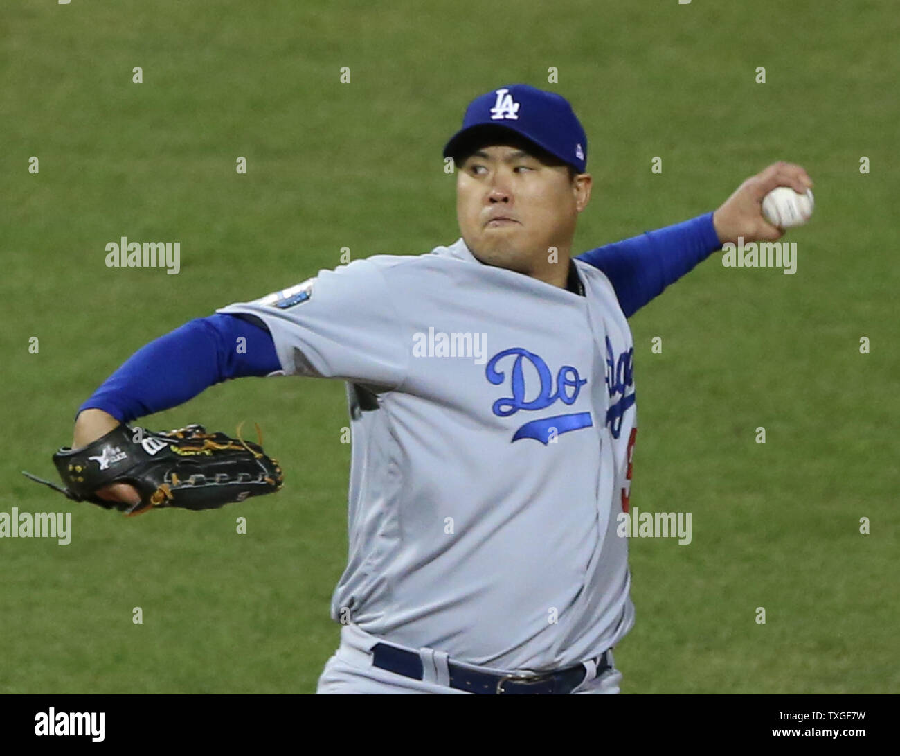 Le lanceur partant des Dodgers de Los Angeles, Hyun-Jin Ryu (99) lance pour les Red Sox de Boston dans la première manche de deux jeux de la MLB World Series 2018 à Fenway Park à Boston, Massachusetts le 24 octobre 2018. Les Red Sox mènent la série 1-0 plus de les éviter. Photo de Matthew Healey/UPI Banque D'Images