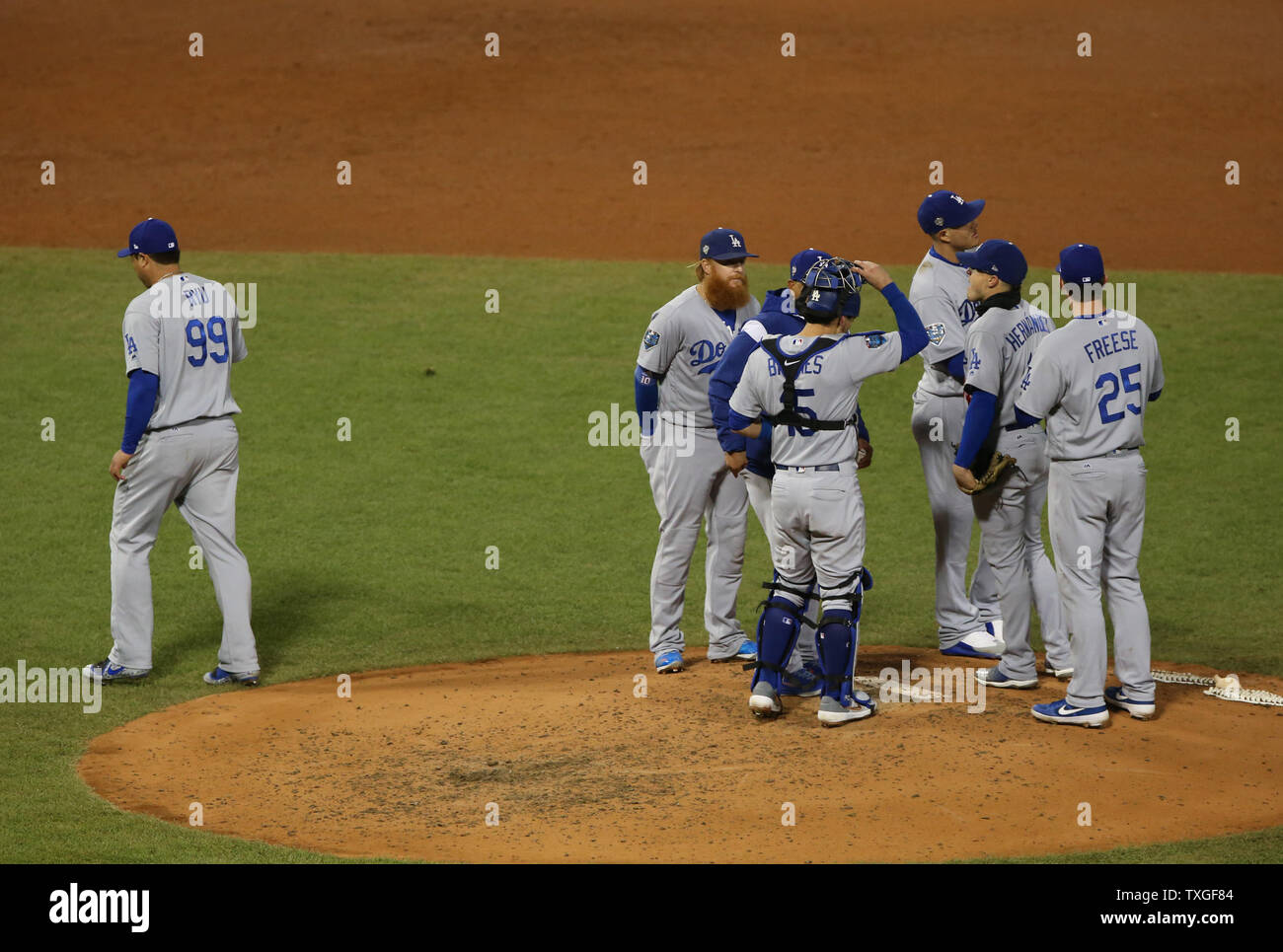 Le lanceur partant des Dodgers de Los Angeles, Hyun-Jin Ryu (L) est tiré dans la cinquième manche contre les Red Sox de Boston dans le jeu deux des MLB World Series 2018 à Fenway Park à Boston, Massachusetts le 24 octobre 2018. Les Red Sox mènent la série 1-0 plus de les éviter. Photo de Matthew Healey/UPI Banque D'Images