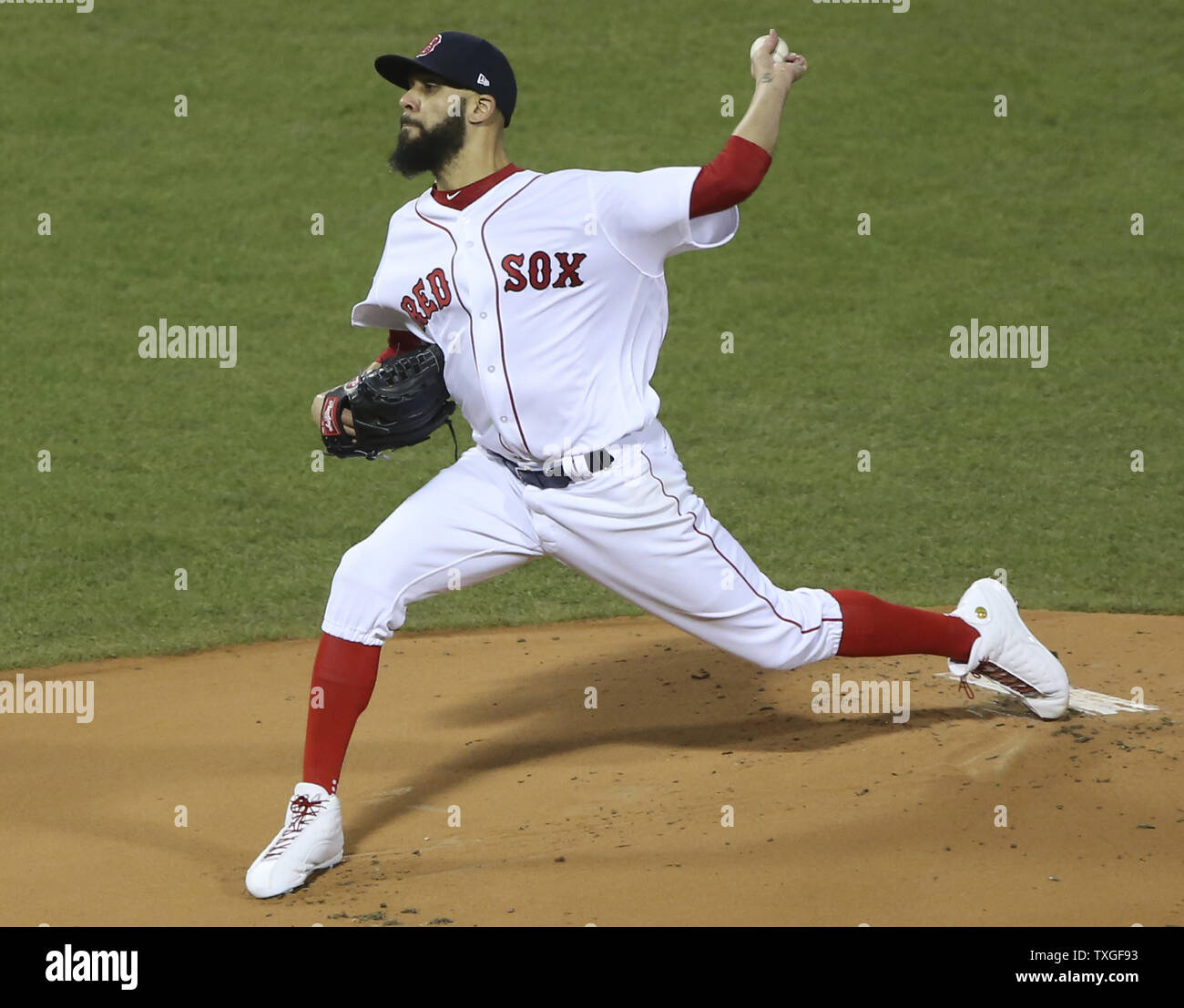 Le lanceur partant des Boston Red Sox David Price lance contre les Dodgers de Los Angeles au cours de la première manche dans le jeu deux des MLB World Series 2018 à Fenway Park à Boston, Massachusetts le 24 octobre 2018. Les Red Sox mènent la série 1-0 plus de les éviter. Photo de Matthew Healey/UPI Banque D'Images