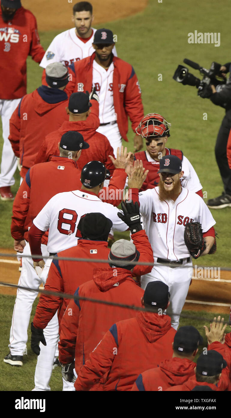 Le releveur des Boston Red Sox Craig Kimbrel (R) Élevée 5 ans après avoir pris sa retraite de l'équipe les Dodgers de Los Angeles dans le jeu deux des MLB World Series 2018 à Fenway Park à Boston, Massachusetts le 24 octobre 2018. Les Red Sox tenir une série 2-0 après avoir battu les Dodgers mènent 4-2. Photo de Matthew Healey/UPI Banque D'Images