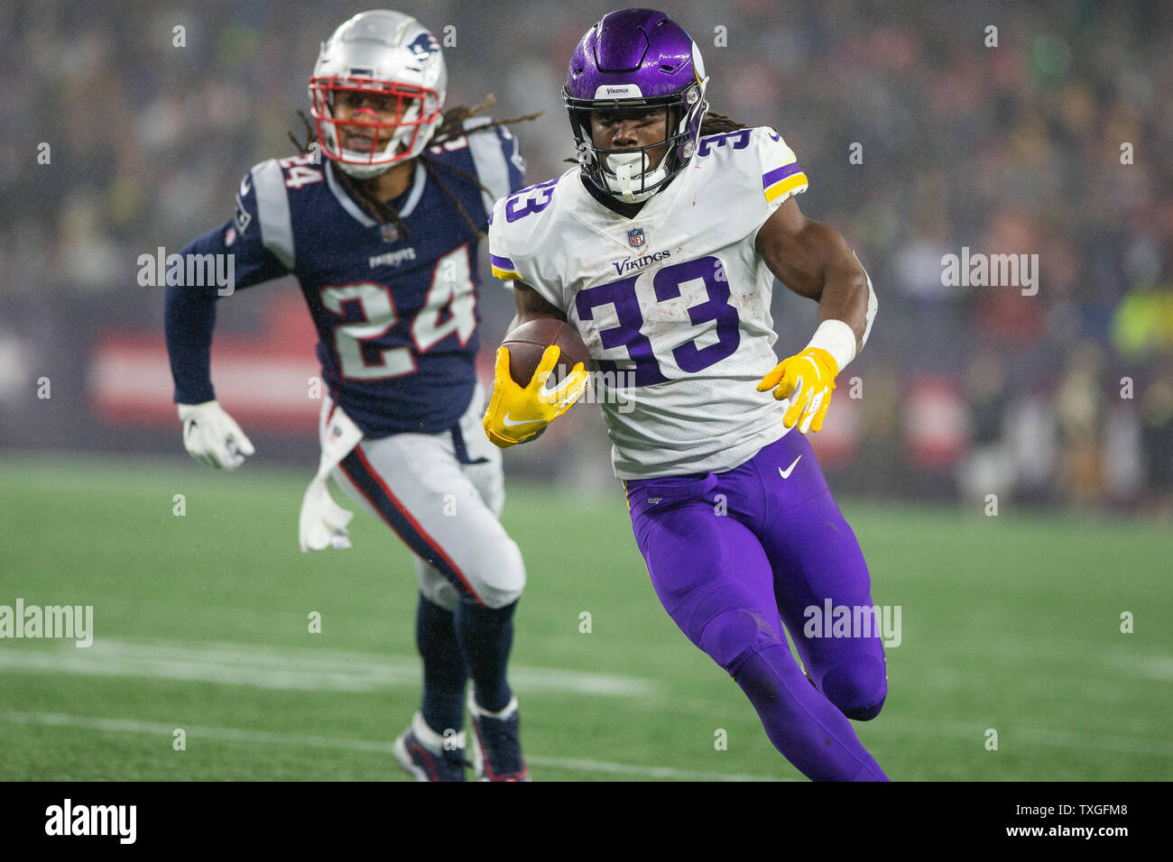 Minnesota Vikings halfback Dalvin Cook (33) est pourchassé par New England Patriots Stephon évoluait Gilmore (24) sur une porte dans le troisième trimestre au Stade Gillette à Foxborough, Massachusetts le 2 décembre 2018. Les Patriotes a défait les Vikings 24-10. Photo de Matthew Healey/UPI Banque D'Images