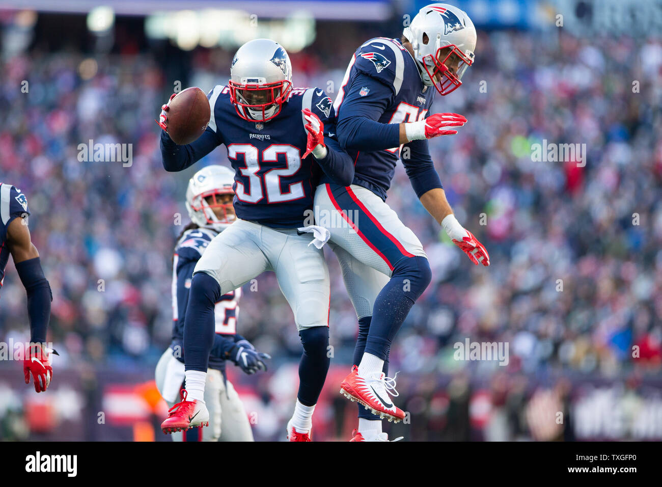 New England Patriots arrière défensif Devin McCourty (32) et défensive fin John Simon (55) célèbre un fumble par McCourty reprise au deuxième trimestre contre les Jets de New York au Stade Gillette à Foxborough, Massachusetts le 30 décembre 2018. Les Patriotes défait les Jets 38-3. Photo de Matthew Healey/UPI Banque D'Images