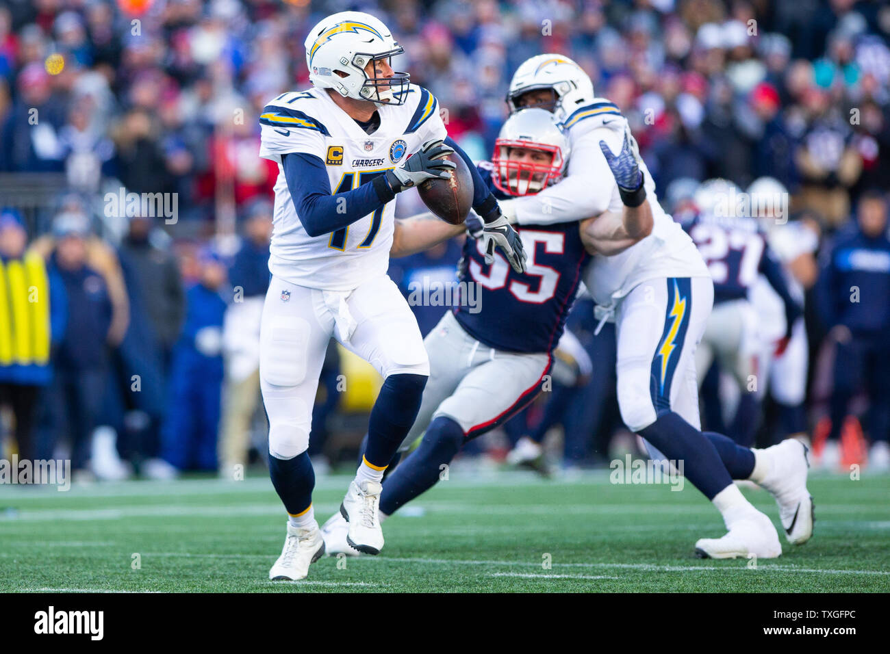 Los Angeles Chargers quarterback Phillip Rivers (17) brouille tout en laissant tomber le dos pour un passage dans le deuxième trimestre contre les New England Patriots dans la division AFC match au Stade Gillette à Foxborough, Massachusetts le 13 janvier 2019. Photo de Matthew Healey/UPI Banque D'Images