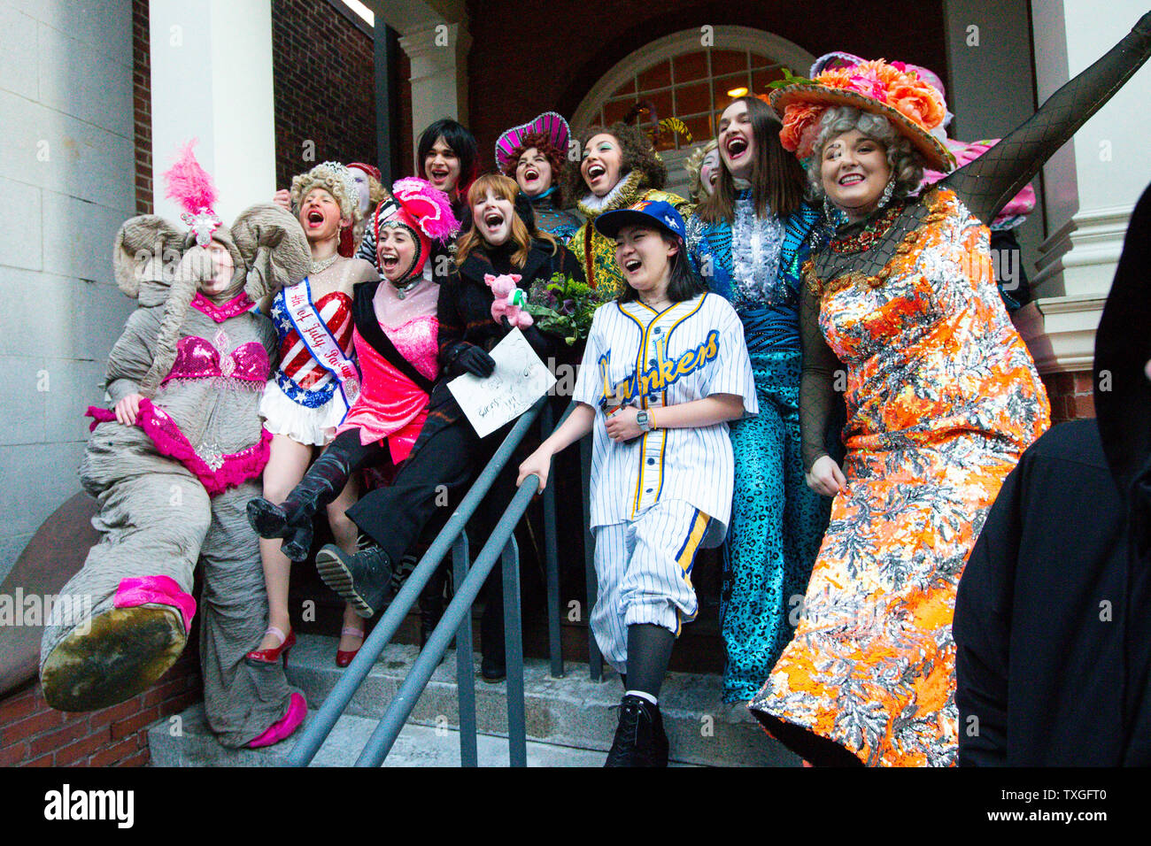 L'actrice Bryce Dallas Howard (C) danse avec l'Université de Harvard Hasty Pudding Théâtre membres après un défilé en l'honneur Howard que l'Université Harvard Hasty Pudding Théâtre de la femme de l'année 2019 à Cambridge, Massachusetts le 31 janvier 2019. Photo de Matthew Healey/ UPI Banque D'Images