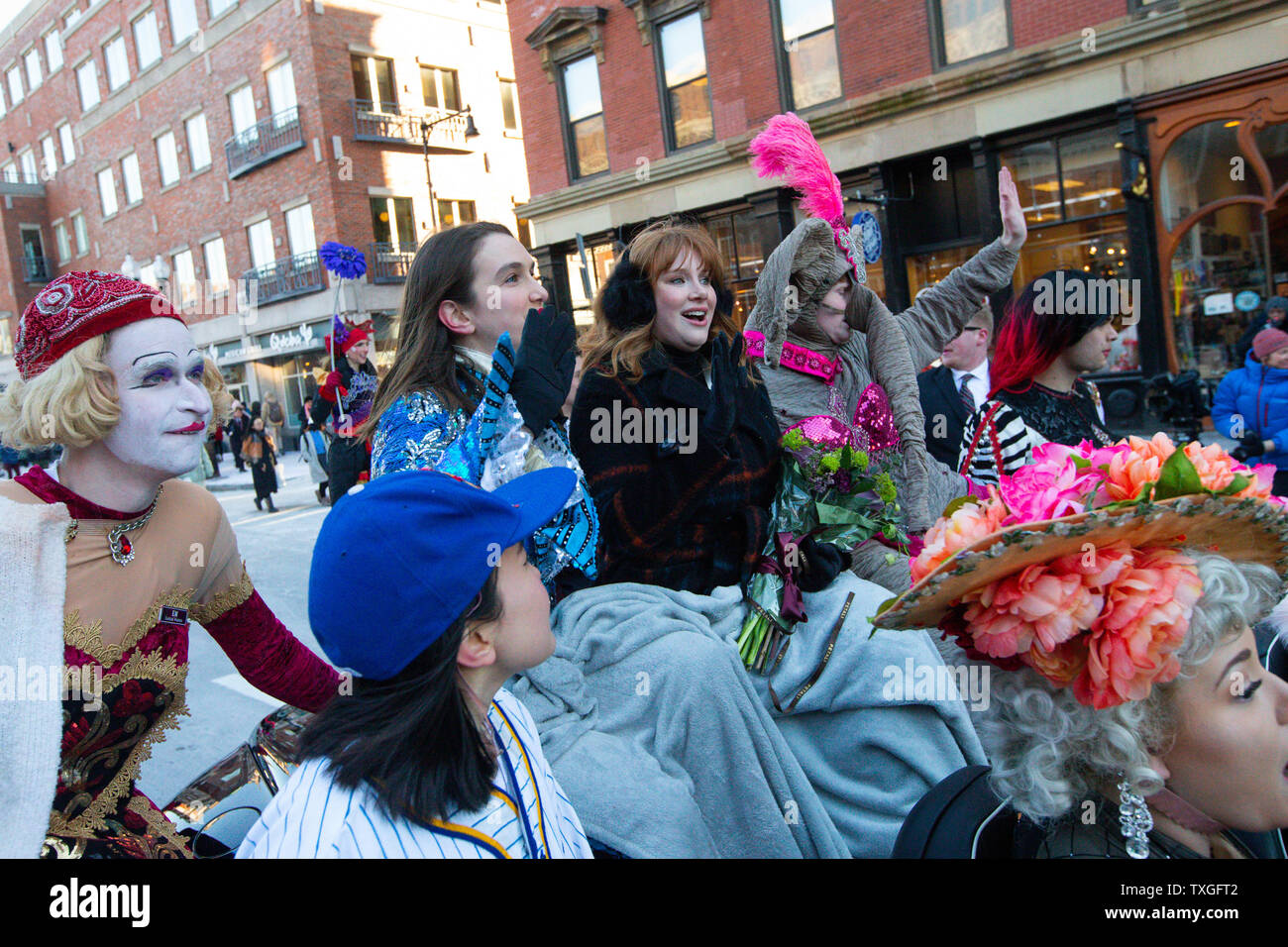 L'actrice Bryce Dallas Howard (C) avec l'Université de Harvard Hasty Pudding Théâtre membres Grace Ramsey (L) et David Lynch dans un défilé en l'honneur Howard que l'Université Harvard Hasty Pudding Théâtre de la femme de l'année 2019 à Cambridge, Massachusetts le 31 janvier 2019. Photo de Matthew Healey/ UPI Banque D'Images
