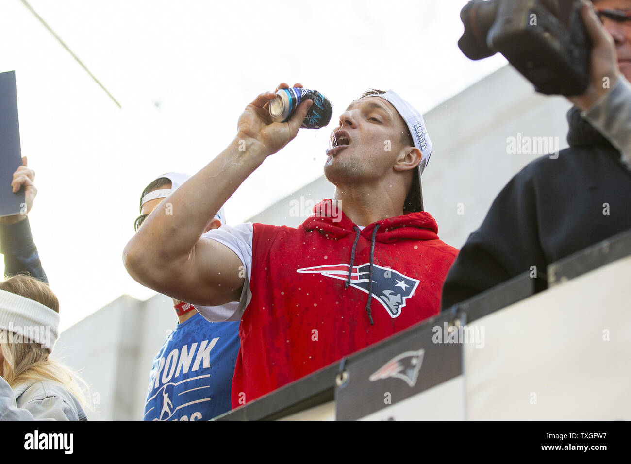 New England Patriots Rob Gronkowski tight end (C) boissons une bière que les Patriotes célébrer remportant le Super Bowl XVI/B avec un rouleau rally grâce à Boston (Massachusetts) le 5 février 2019. Photo de Matthew Healey/UPII Banque D'Images
