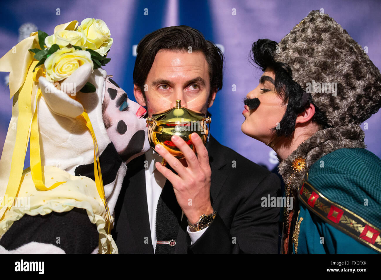 L'acteur Milo Ventimiglia (C) embrasse son trophée Pot au lait pendant qu'il est embrassé par Hasty Pudding Théâtre acteurs à une conférence de presse après qu'il a été honoré comme l'Université Harvard Hasty Pudding Théâtre 2019 l'homme de l'année à l'Université de Harvard à Cambridge, Massachusetts, le 8 février 2019. Photo de Matthew Healey/ UPI Banque D'Images