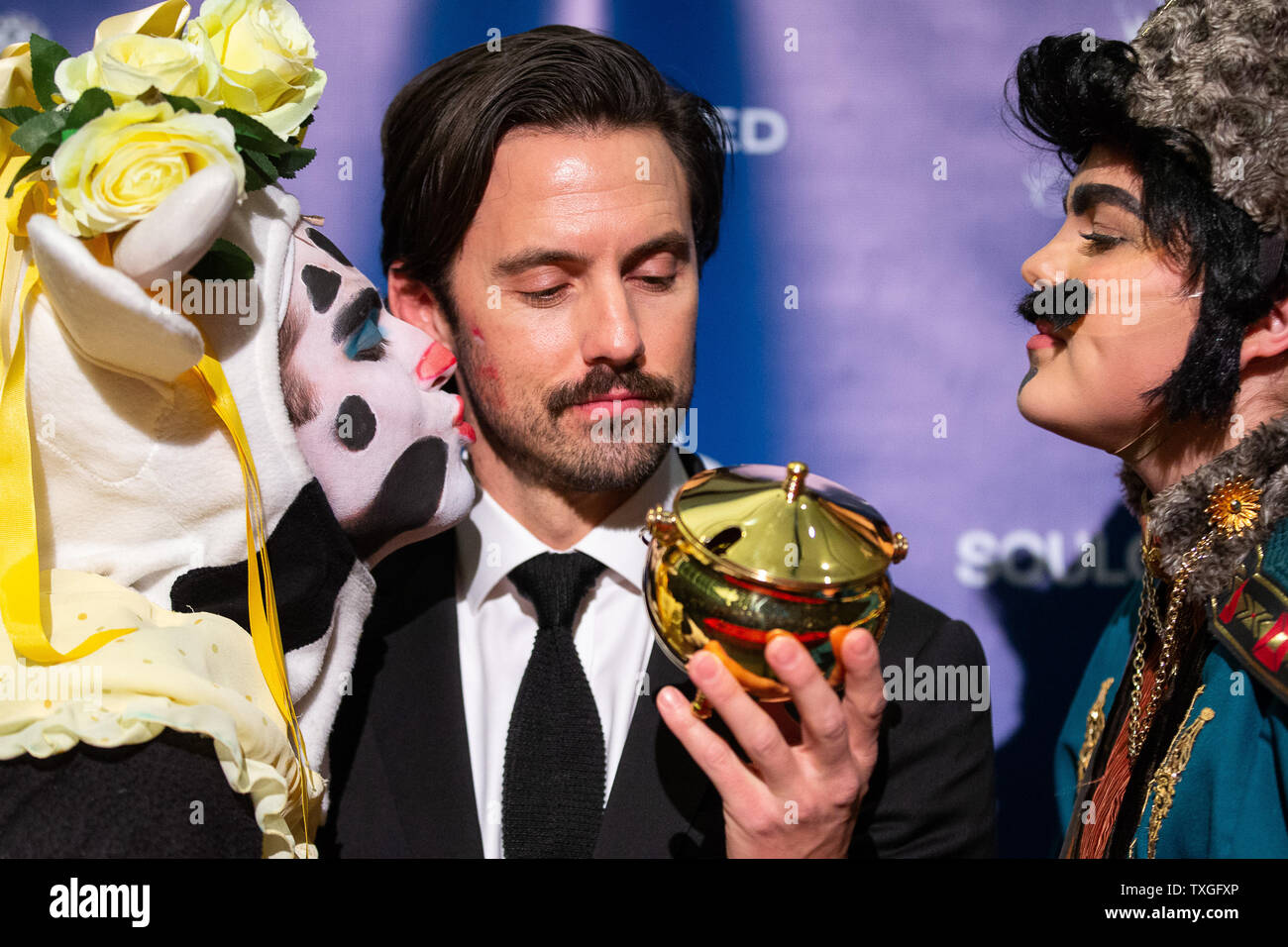 L'acteur Milo Ventimiglia (C) regarde son trophée Pot au lait pendant qu'il est embrassé par Hasty Pudding Théâtre acteurs à une conférence de presse après qu'il a été honoré comme l'Université Harvard Hasty Pudding Théâtre 2019 l'homme de l'année à l'Université de Harvard à Cambridge, Massachusetts, le 8 février 2019. Photo de Matthew Healey/ UPI Banque D'Images
