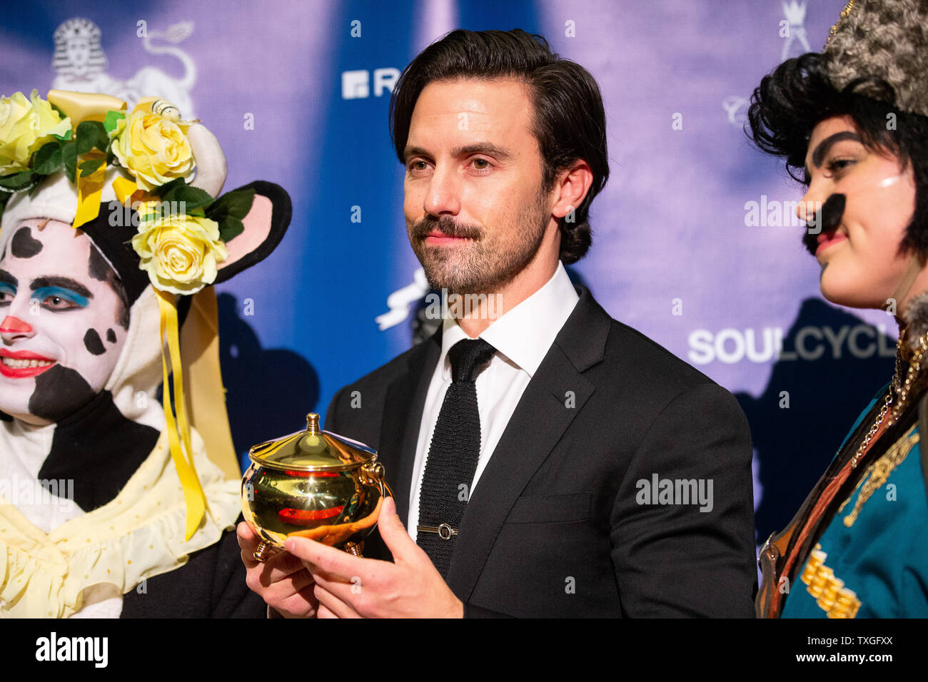 L'acteur Milo Ventimiglia (C) tient son trophée Pot Pudding lors d'une conférence de presse après qu'il a été honoré comme l'Université Harvard Hasty Pudding Théâtre 2019 l'homme de l'année à l'Université de Harvard à Cambridge, Massachusetts, le 8 février 2019. Photo de Matthew Healey/ UPI Banque D'Images