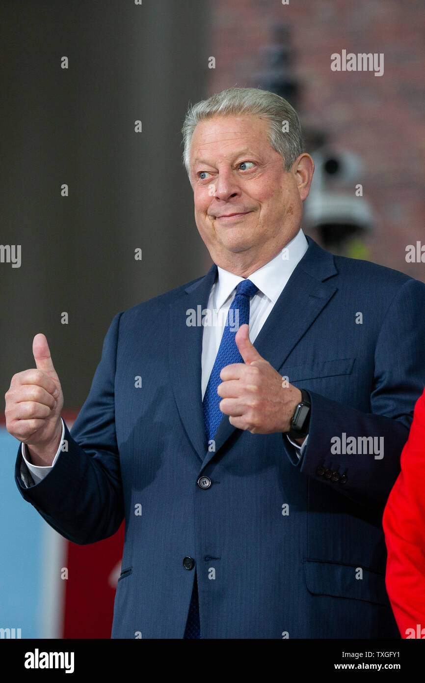 Al Gore, environnementaliste et ancien Vice-président des États-Unis donne un bravo à la foule avant de donner le jour de la classe de l'Université de Harvard 2019 adresse dans le théâtre tricentenaire sur le campus de l'Université de Harvard à Cambridge, Massachusetts le 29 mai 2019. Gore a demandé à Harvard pour se départir des combustibles fossiles pendant son discours. Photo de Matthew Healey/ UPI Banque D'Images