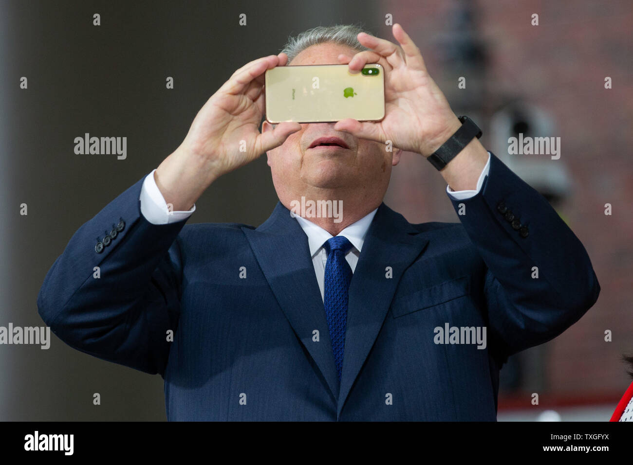 Al Gore, environnementaliste et ancien Vice-président des Etats-Unis, prend une photo avant tout en donnant l'Gore 2019 Journée de classe de l'Université de Harvard dans le théâtre tricentenaire sur le campus de l'Université de Harvard à Cambridge, Massachusetts le 29 mai 2019. Gore a demandé à Harvard pour se départir des combustibles fossiles pendant son discours. Photo de Matthew Healey/ UPI Banque D'Images