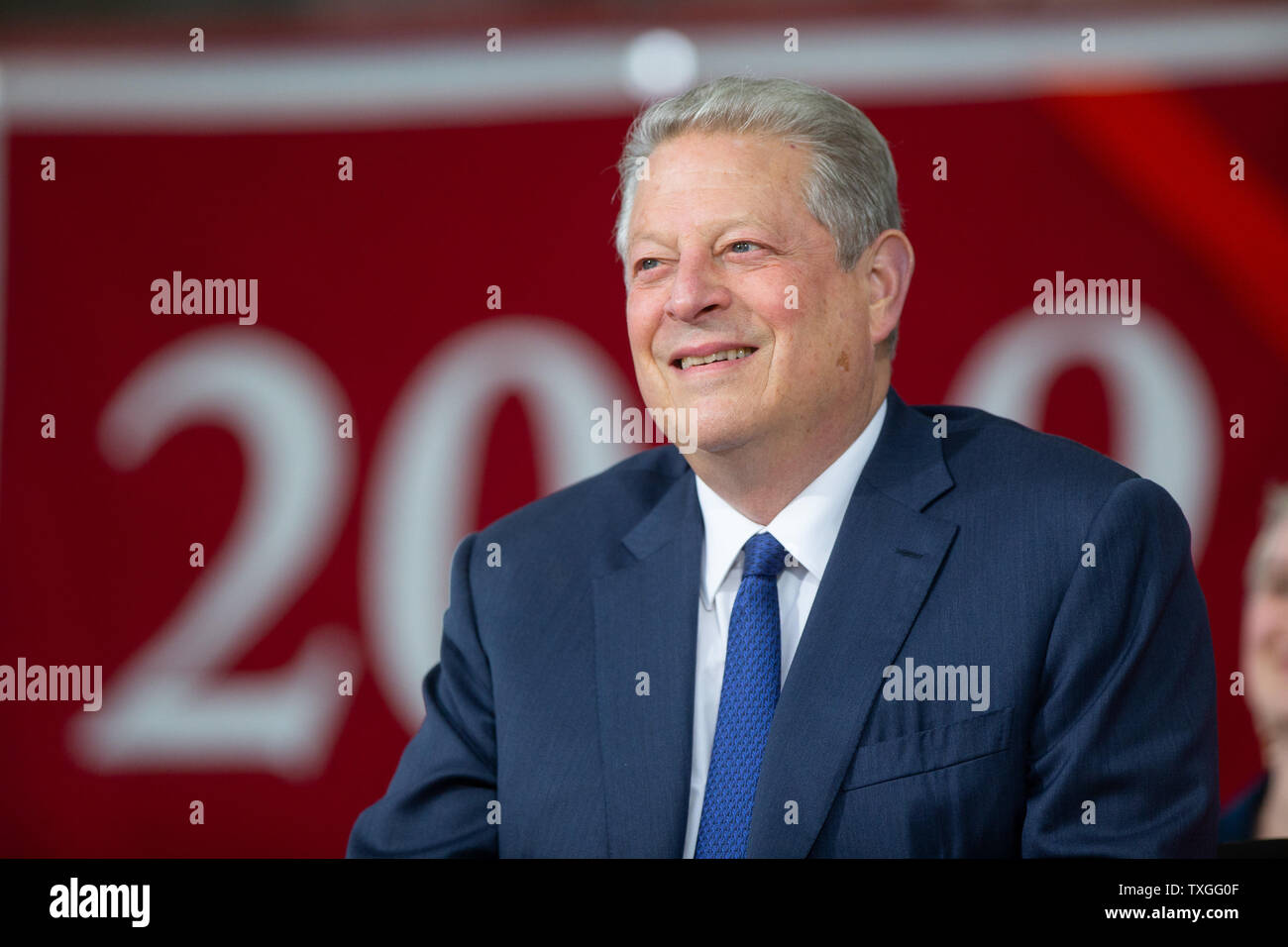 Al Gore, environnementaliste et ancien Vice-président des États-Unis, dans l'écoute d'un des haut-parleurs avant de donner le jour de la classe de l'Université de Harvard 2019 adresse dans le théâtre tricentenaire sur le campus de l'Université de Harvard à Cambridge, Massachusetts le 29 mai 2019. Gore a demandé à Harvard pour se départir des combustibles fossiles pendant son discours. Photo de Matthew Healey/ UPI Banque D'Images