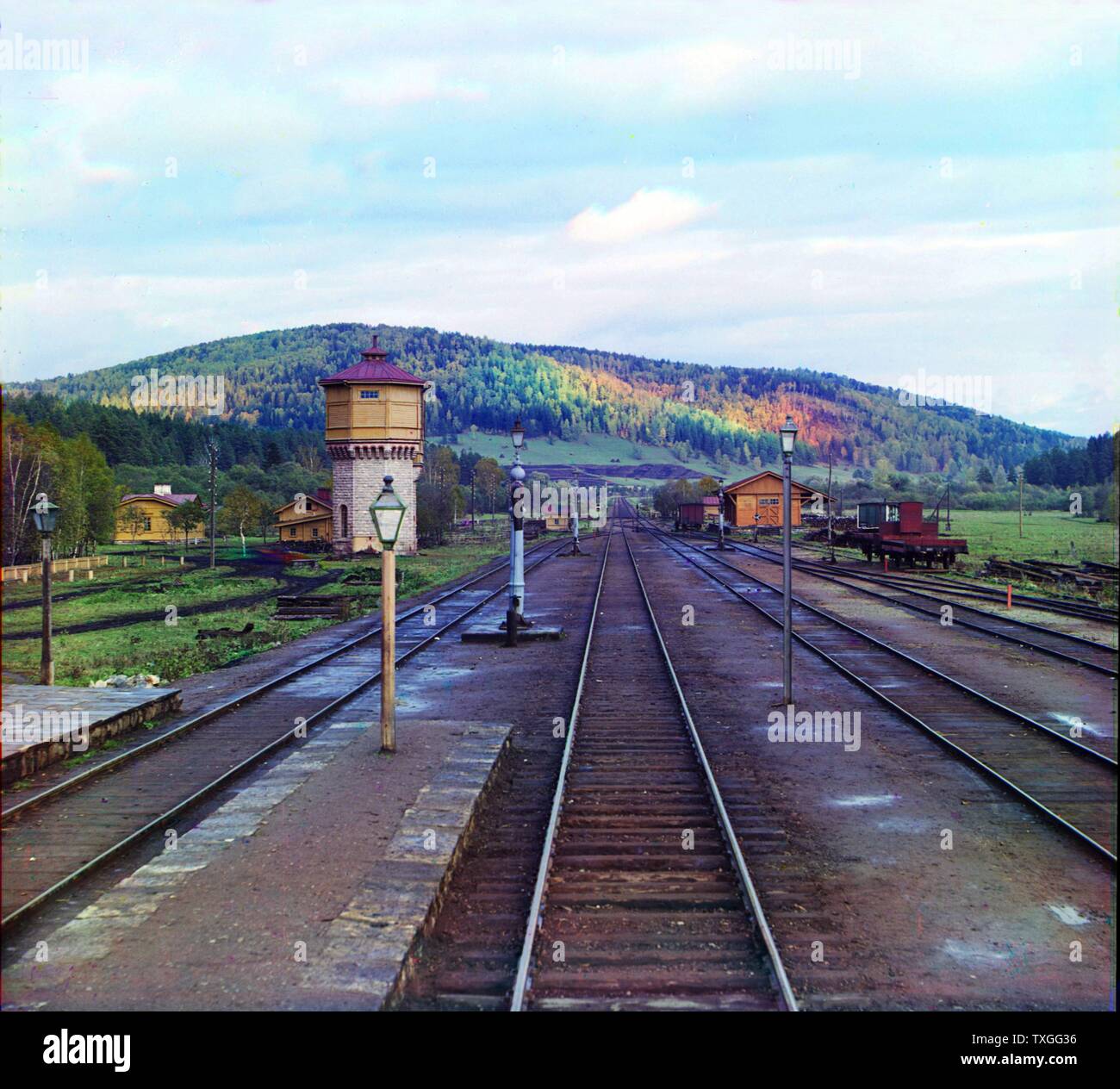 Vue à partir de la plate-forme arrière de la gare ferroviaire d'Simskaia le Transsibérien c. 1910 Banque D'Images