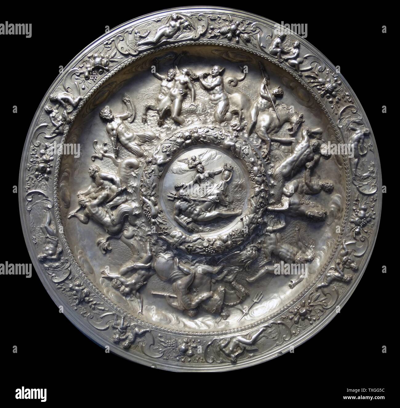 Lomellini Ewer et bassin, 1619 par un orfèvre flamand, actif à Gênes. L'argent, gaufrées et ciselé, avec détails en fonte. Gênes a été une importante puissances maritimes au 17ème siècle. Cette buire (jug) et du bassin (plat) célébrer les victoires en mer de la ville. La Buire présente le mariage de la mer-dieu Neptune à la nymphe Amphitrite Banque D'Images