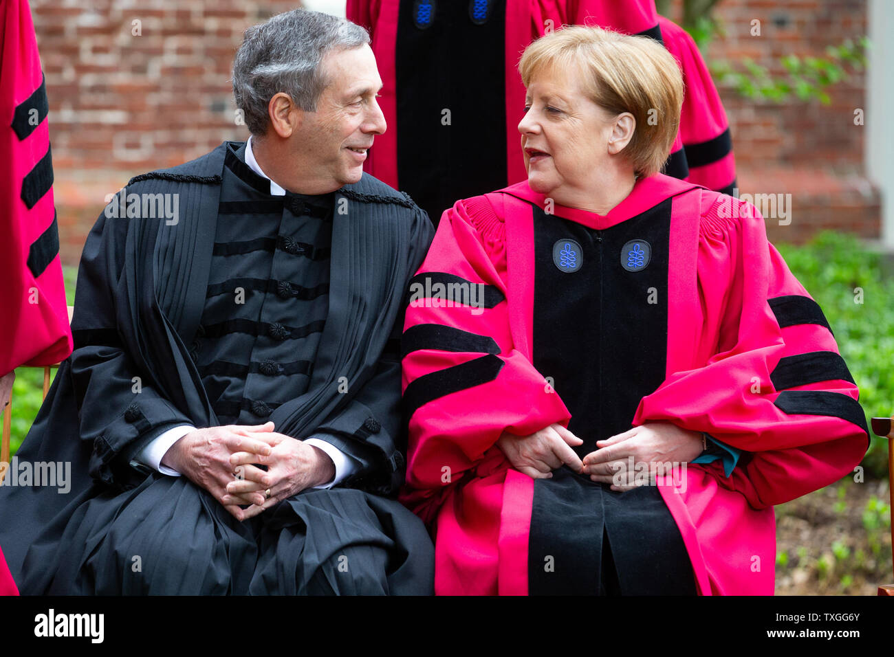 Le président de l'Université Harvard Larry Bacow (L) s'entretient avec la Chancelière allemande Angela Merkel avant le début de la 368e l'Université de Harvard l'ouverture sur le campus de l'Université de Harvard à Cambridge, Massachusetts le 30 mai 2019. Merkel reçoit un diplôme honorifique de l'Université Harvard et abordera les diplômés dans l'après-midi. Photo de Matthew Healey/ UPI Banque D'Images