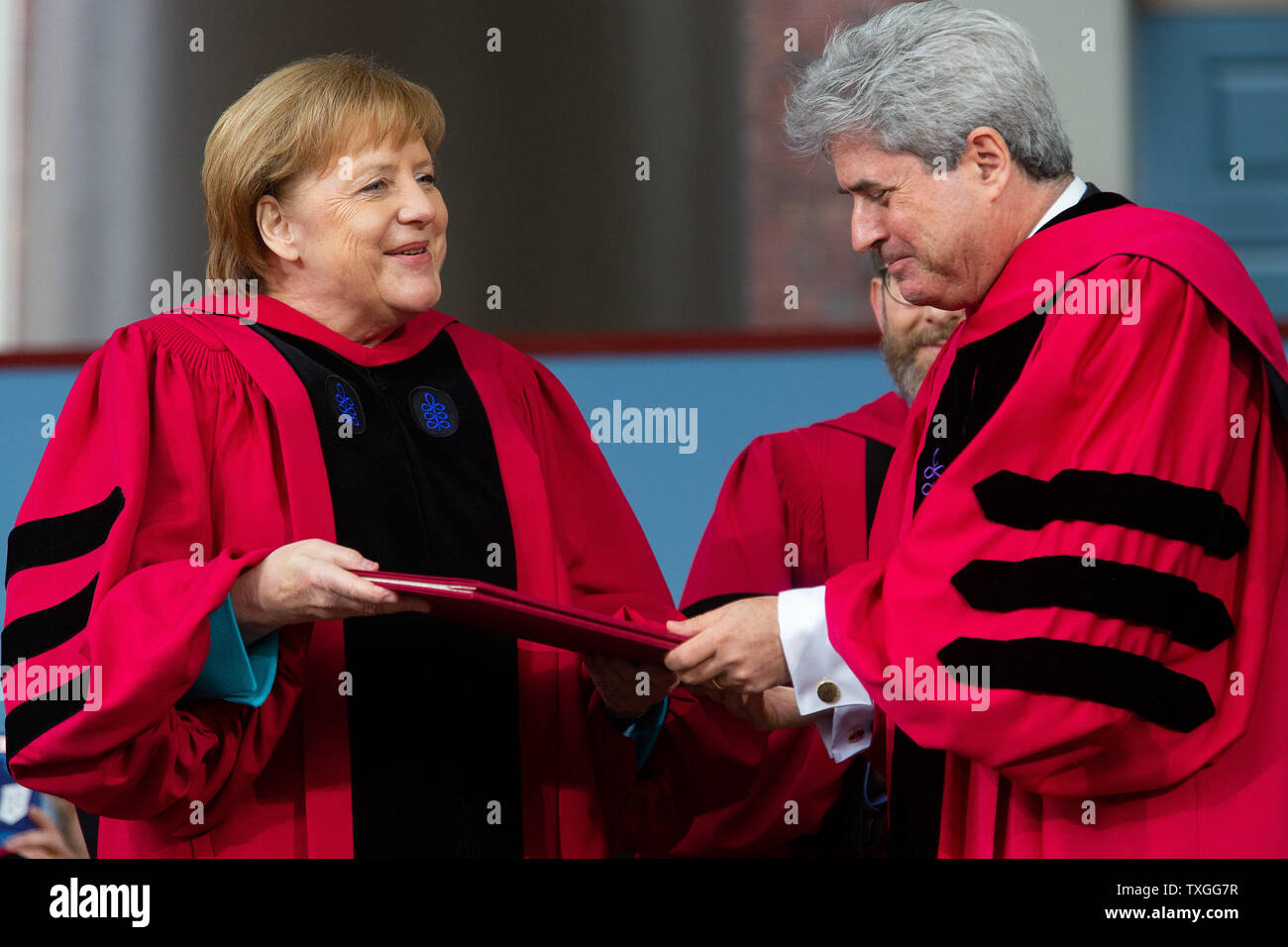 La chancelière allemande Angela Merkel (L) reçoit son diplôme honorifique de vice-président de Harvard Marc Goodheart durant la 368e l'Université de Harvard l'ouverture sur le campus de l'Université de Harvard à Cambridge, Massachusetts le 30 mai 2019. Merkel reçoit un diplôme honorifique de l'Université Harvard et abordera les diplômés dans l'après-midi. Photo de Matthew Healey/ UPI Banque D'Images