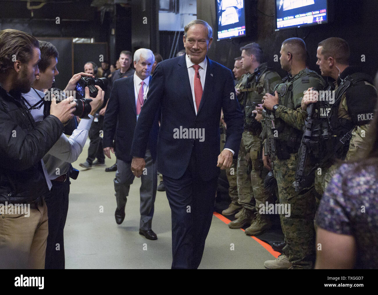 Le gouverneur George Pataki passe devant des policiers armés de pénétrer sur la scène principale pour la troisième élection présidentielle du parti républicain débat des candidats à la Coors Event Center sur le campus de l'Université du Colorado Le 28 octobre 2015 à Boulder, Colorado. Quatorze candidats fera une apparition lors du troisième débat présidentiel GOP. Photo par Gary C. Caskey/UPI Banque D'Images