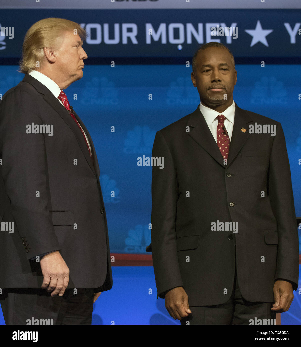 Donald Trump se tourne vers le Dr Ben Carson après présentations des candidats pour la troisième élection présidentielle du parti républicain débat des candidats à la Coors Event Center sur le campus de l'Université du Colorado Le 28 octobre 2015 à Boulder, Colorado. Quatorze candidats fera une apparition lors du troisième débat présidentiel GOP. Photo par Gary C. Caskey/UPI Banque D'Images