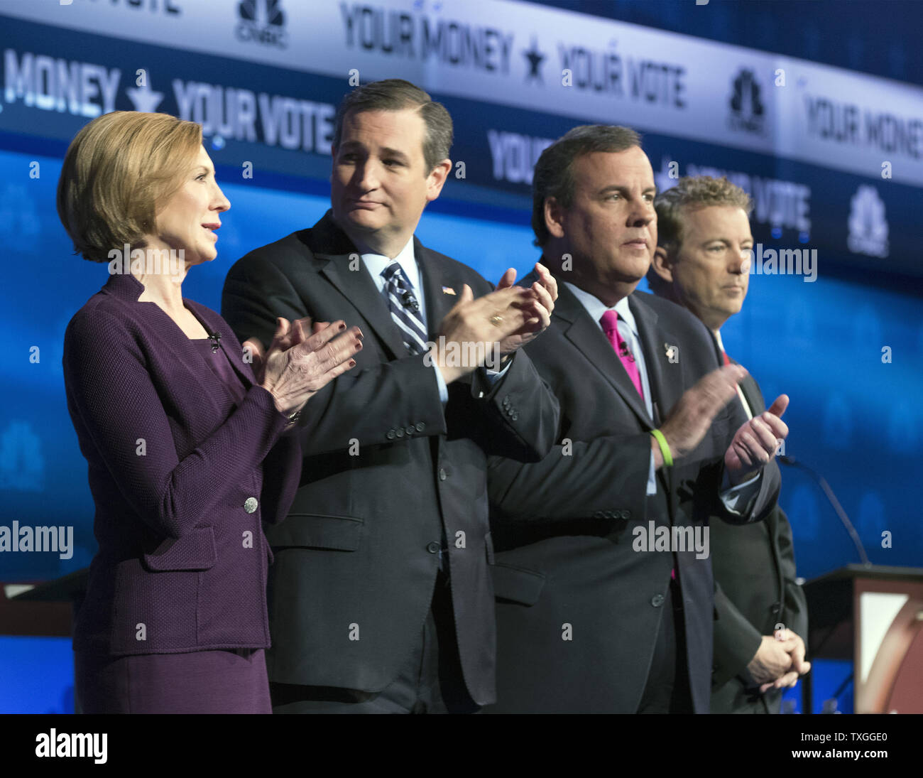 (L-R) Carly Florin, le sénateur Ted Cruz, Gov. Chris Christie, et Sen. Paul Rand applaudir durant les présentations pour la troisième élection présidentielle du parti républicain débat des candidats à la Coors Event Center sur le campus de l'Université du Colorado Le 28 octobre 2015 à Boulder, Colorado. Quatorze candidats fera une apparition lors du troisième débat présidentiel GOP. Photo par Gary C. Caskey/UPI Banque D'Images