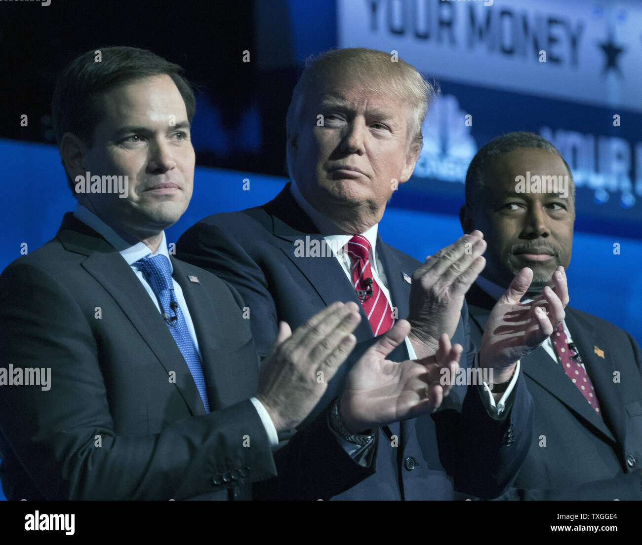 La sénateur Marco Rubio (L), Donald Trump, et le Dr Ben Carson (R) applaudir durant les présentations pour la troisième élection présidentielle du parti républicain débat des candidats à la Coors Event Center sur le campus de l'Université du Colorado Le 28 octobre 2015 à Boulder, Colorado. Quatorze candidats fera une apparition lors du troisième débat présidentiel GOP. Photo par Gary C. Caskey/UPI Banque D'Images