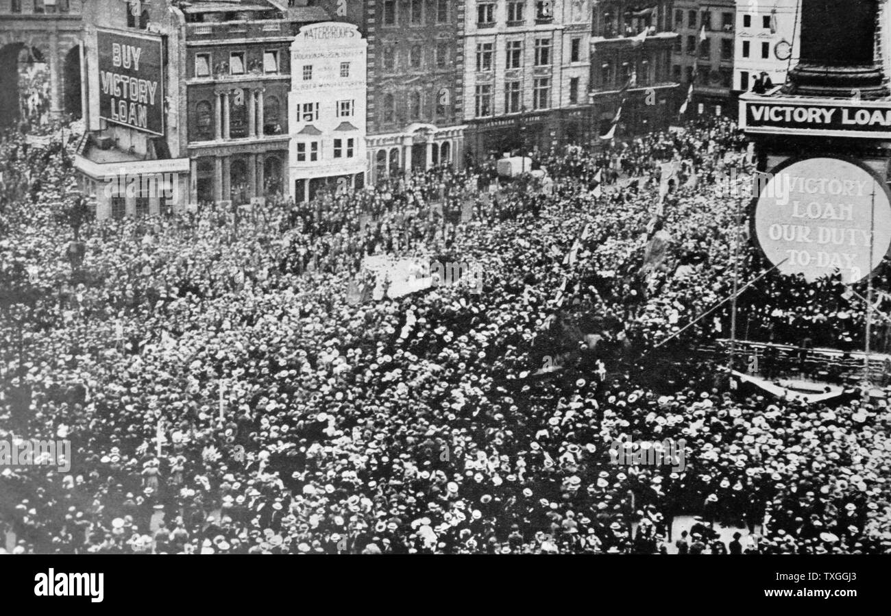 Photographie de Trafalgar Square, Londres, comme la nouvelle de la fin de la Première Guerre mondiale est cassée. Datée 1918 Banque D'Images