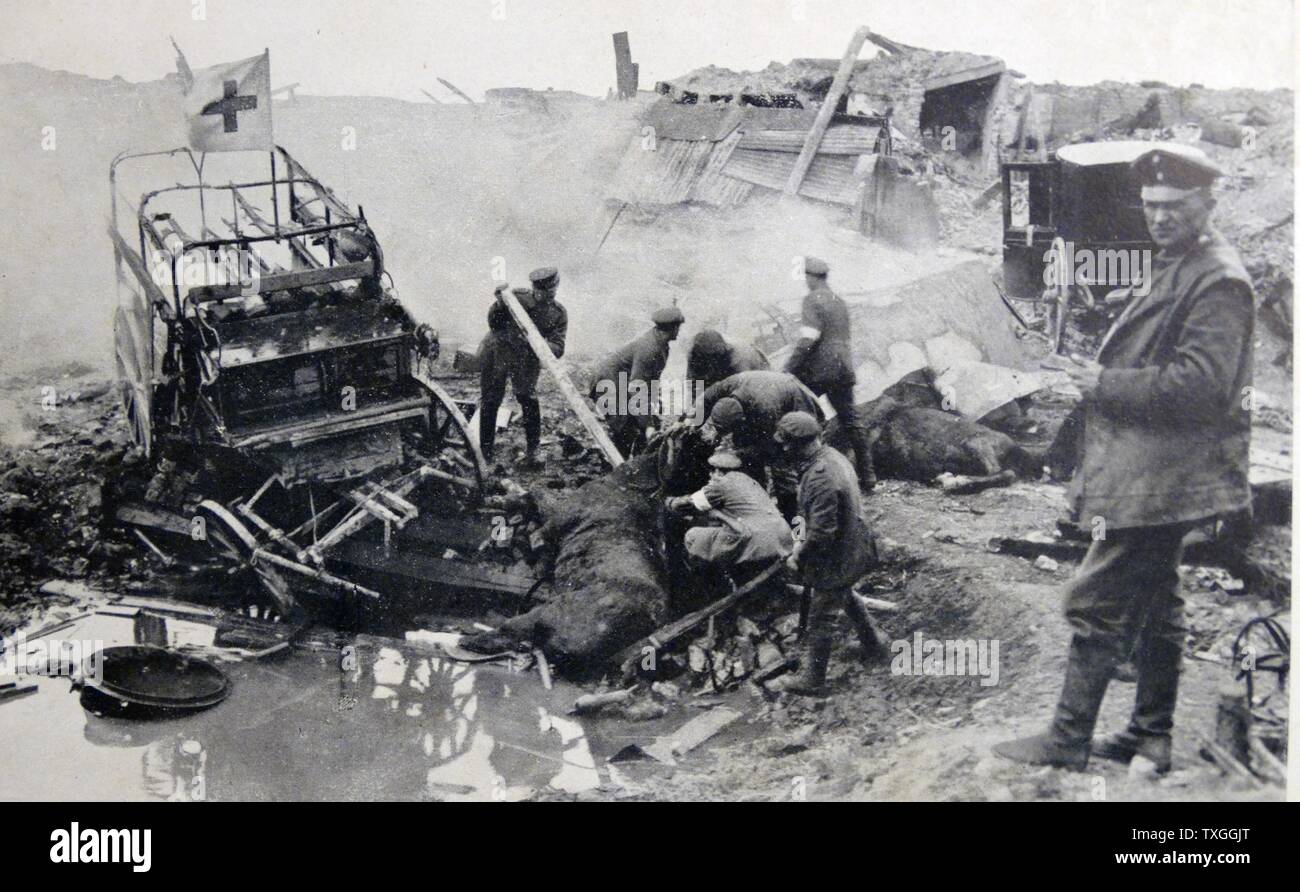 Photographie d'Ambulance brisées par l'explosion d'un réservoir lors de la Première Guerre mondiale. Datée 1915 Banque D'Images